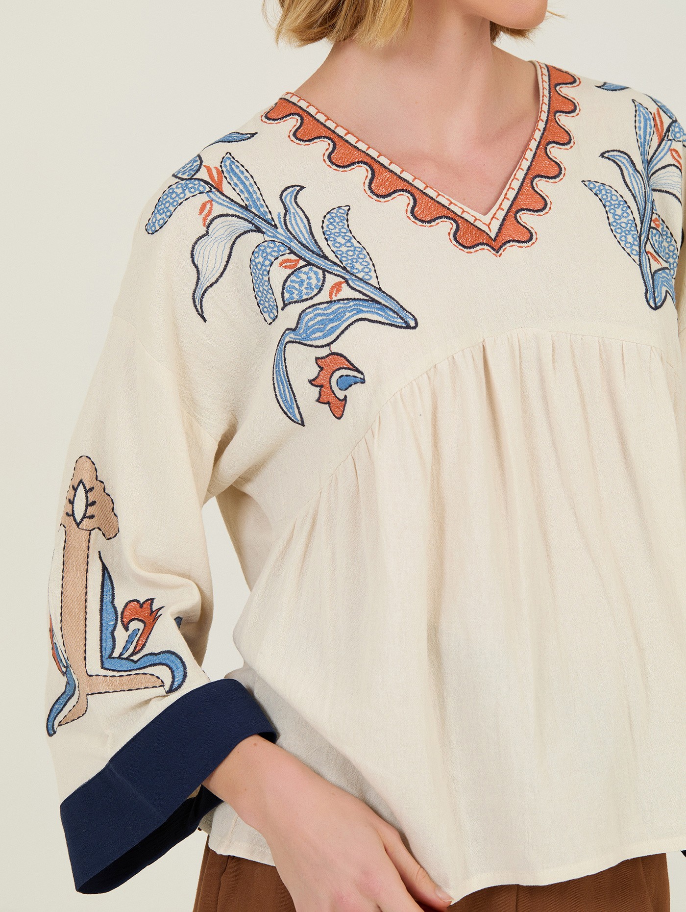 Blusa de algodón bordada 2