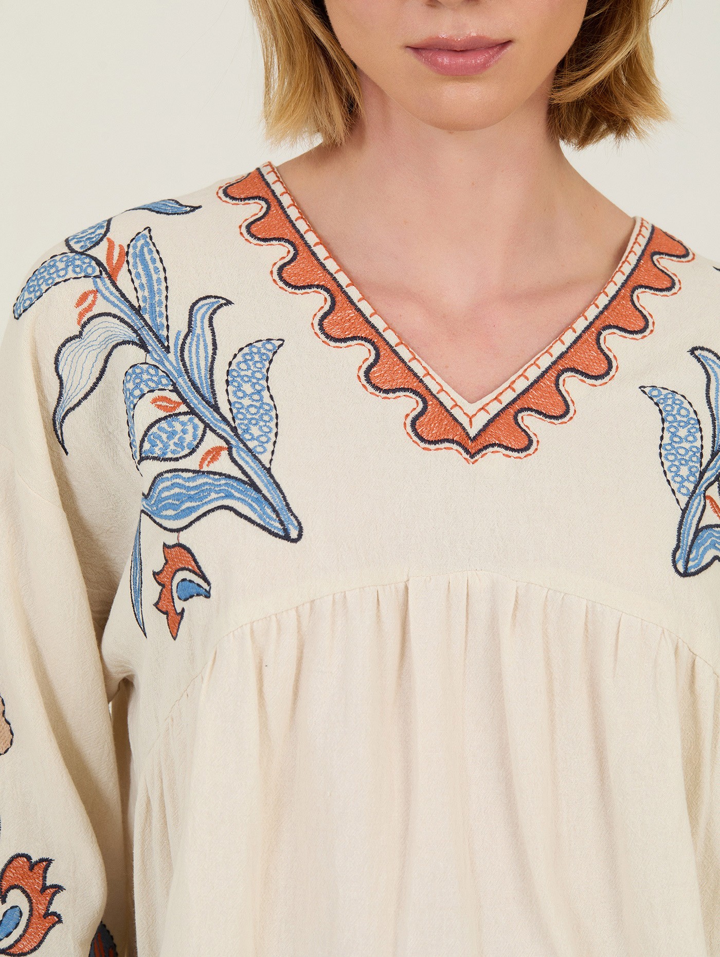 Blusa de algodón bordada 3