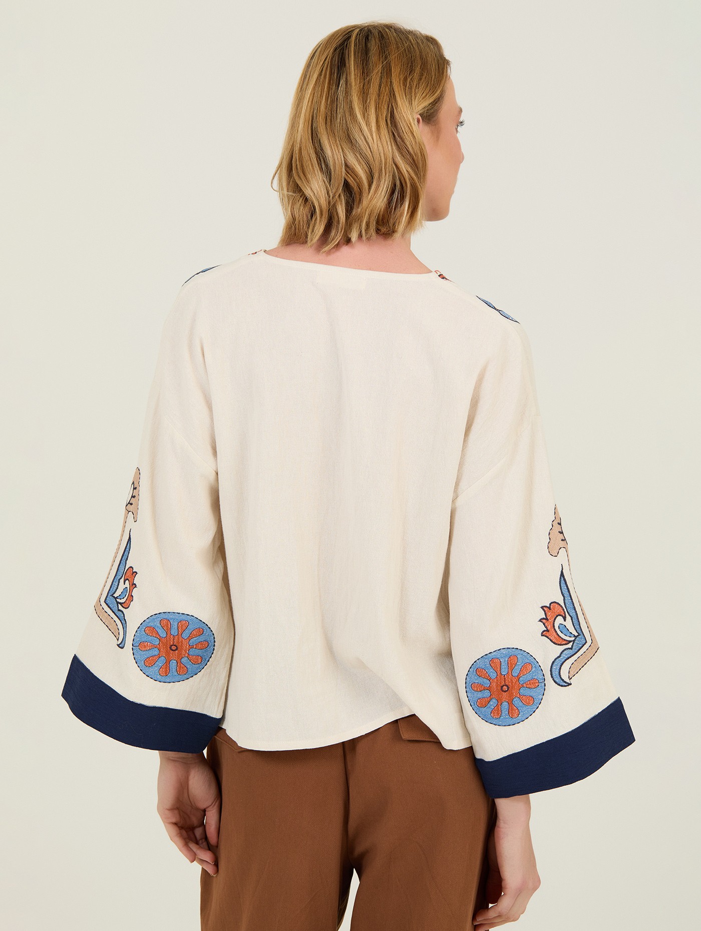 Blusa de algodón bordada 6