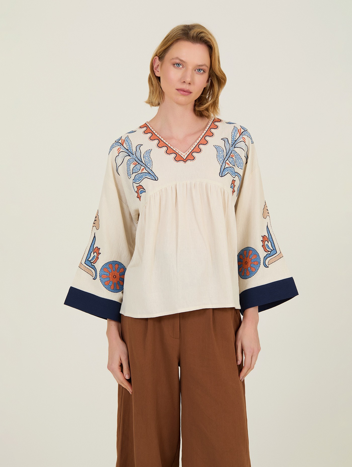 Blusa de algodón bordada 4