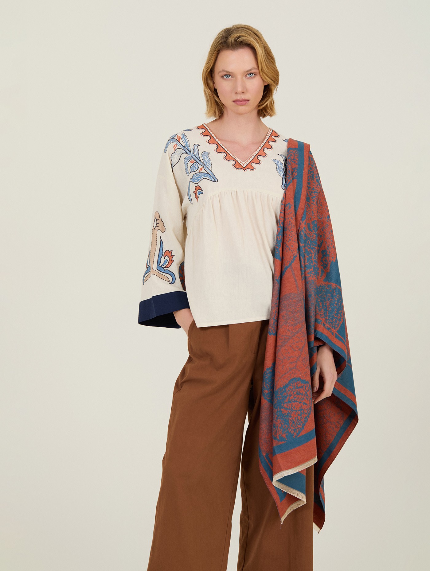 Blusa de algodón bordada 5