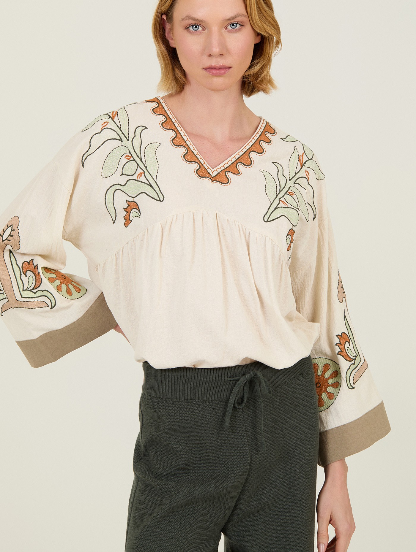 Blusa de algodón bordada 2
