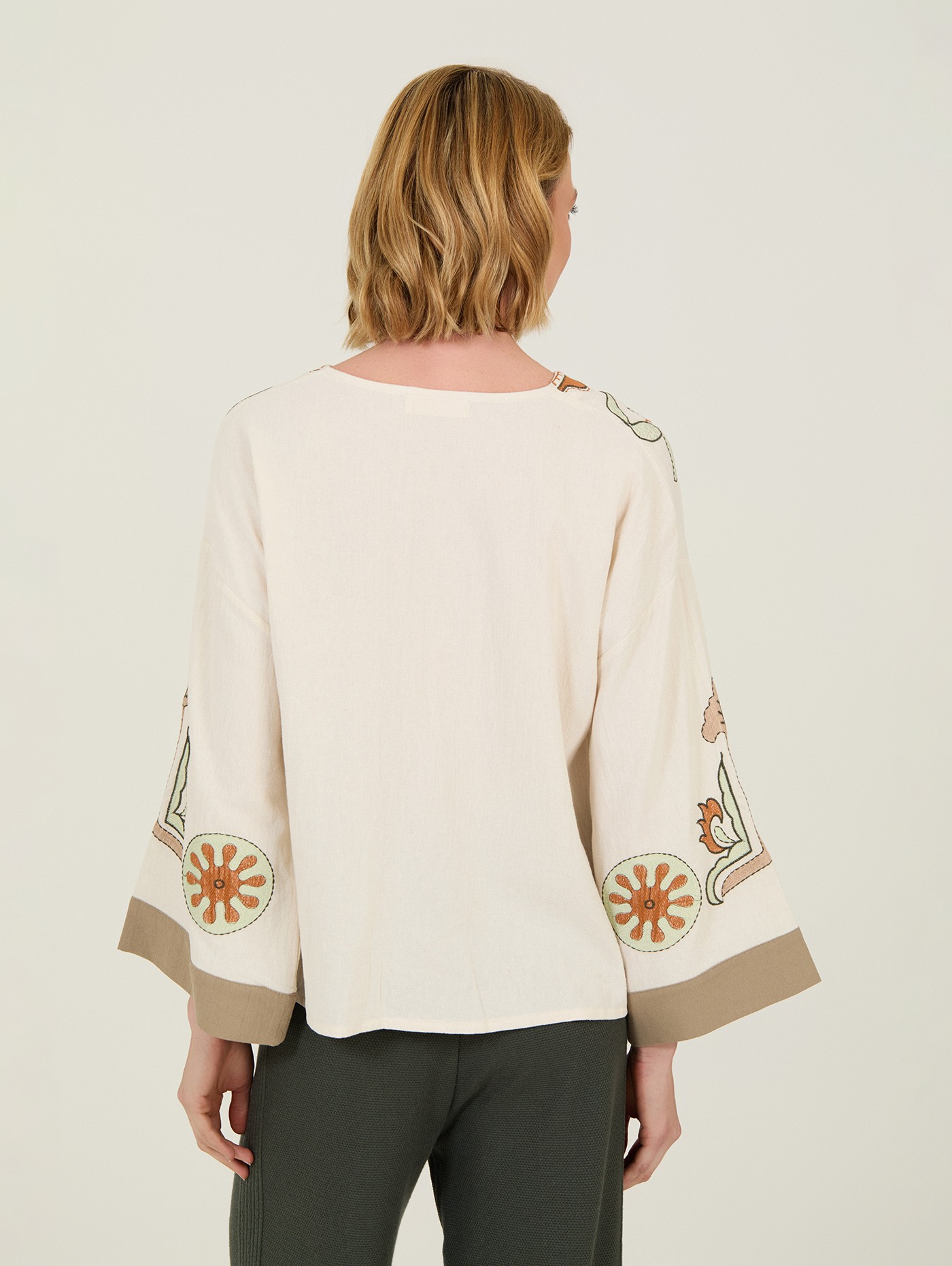 Blusa de algodón bordada 5