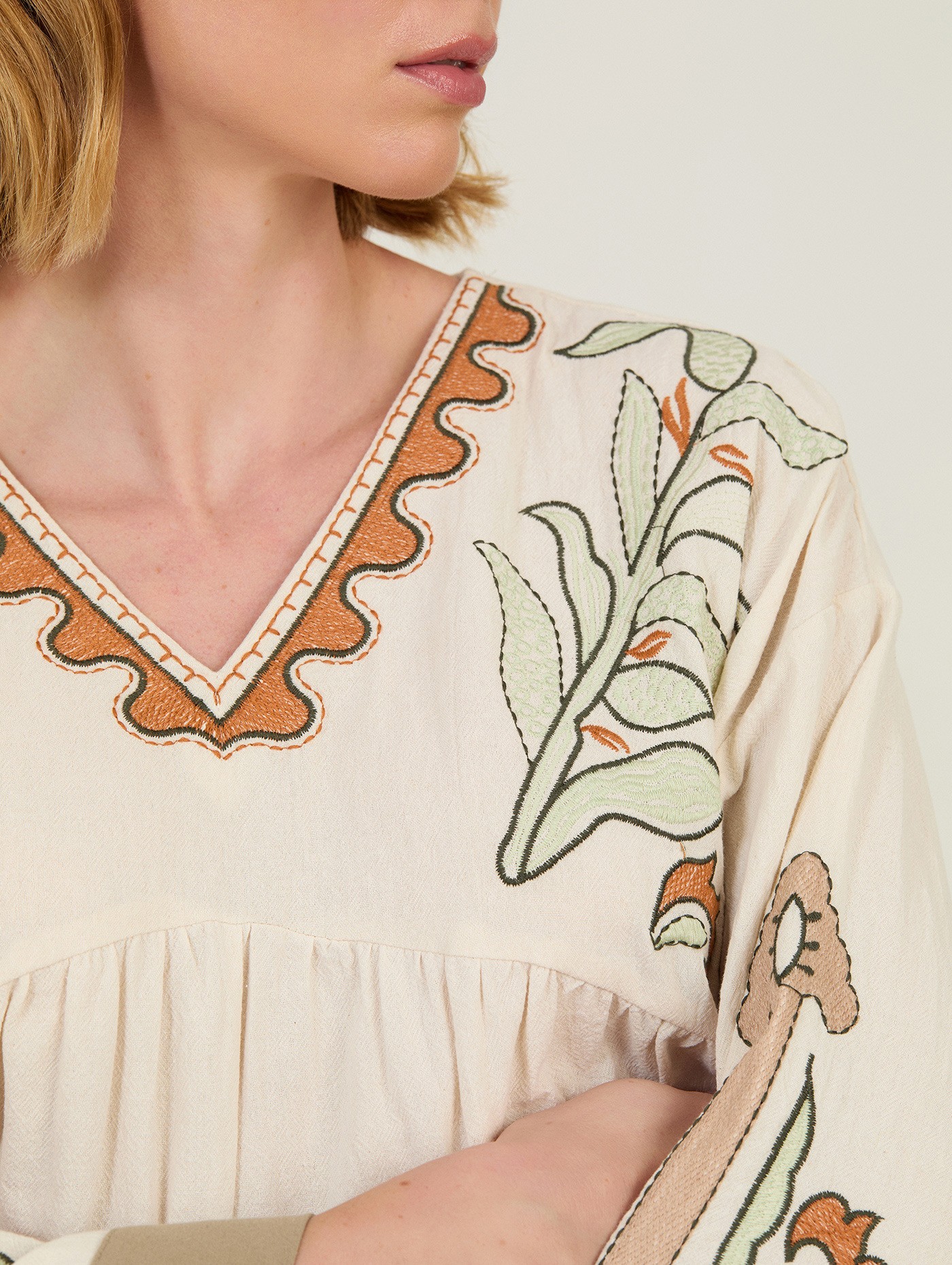 Blusa de algodón bordada 3