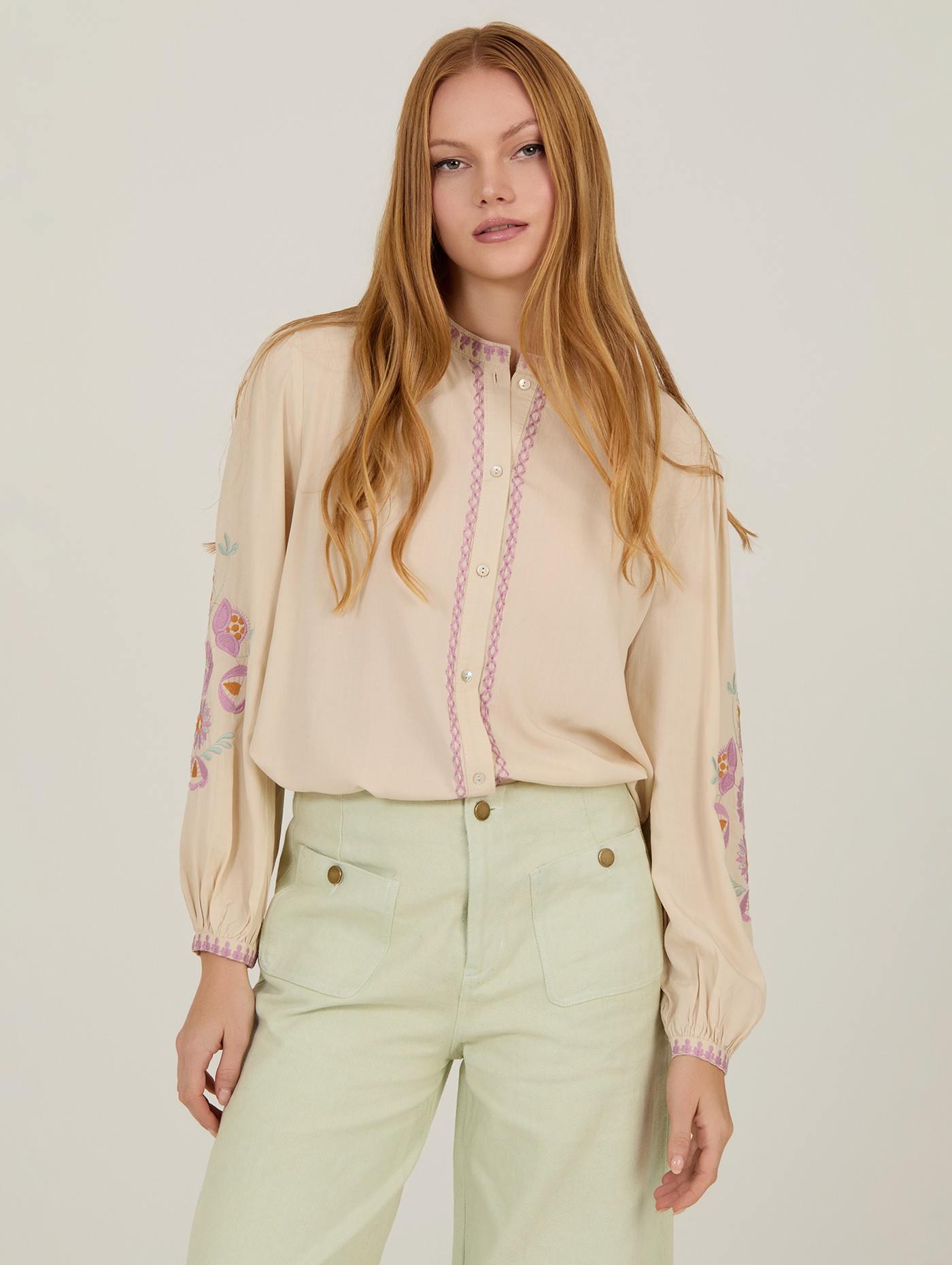 Blusa con bordado floral 1