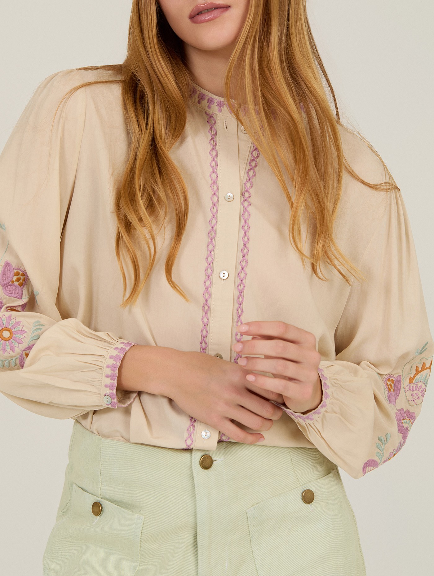 Blusa con bordado floral