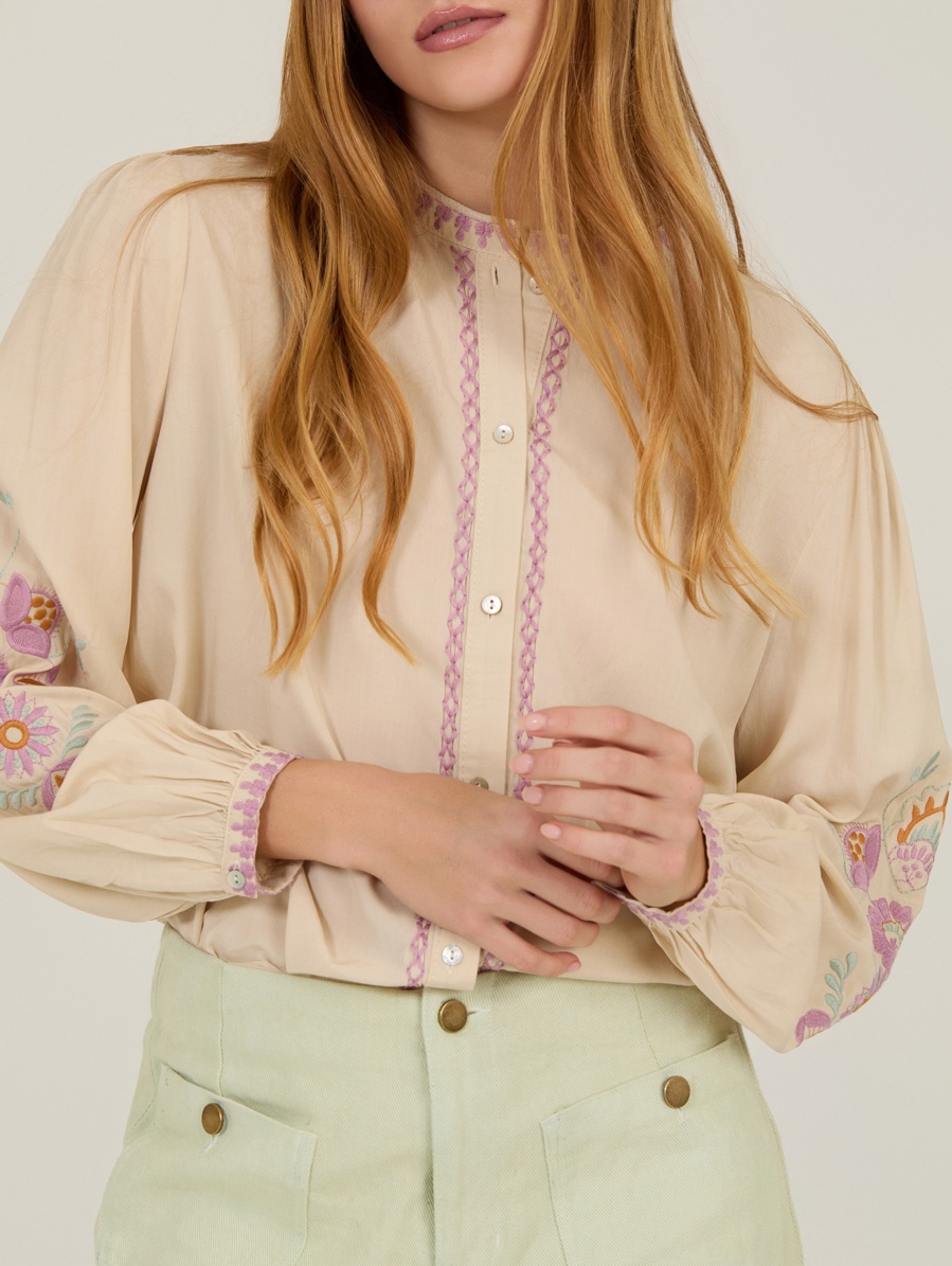 Blusa con bordado floral