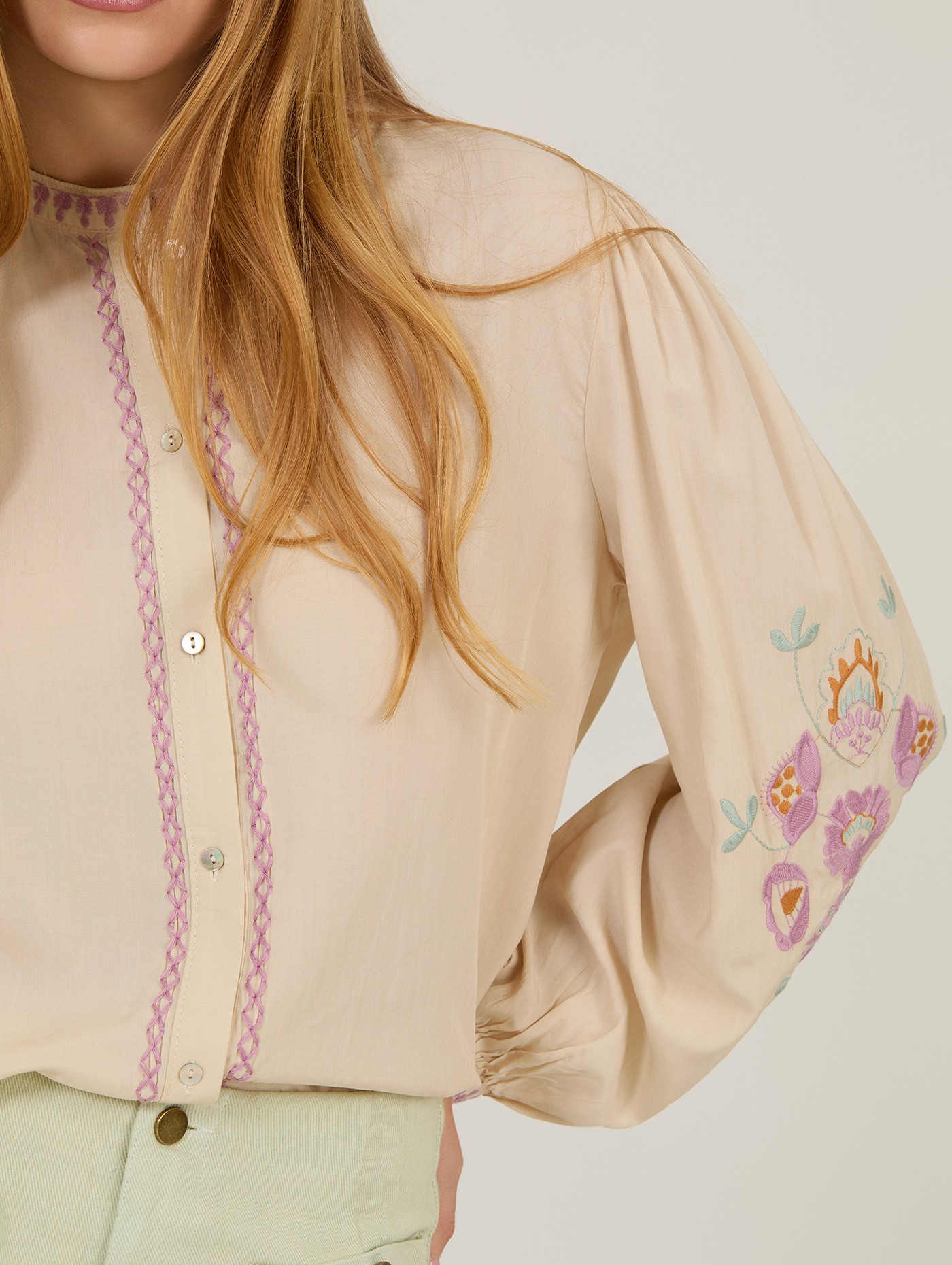Blusa con bordado floral 5