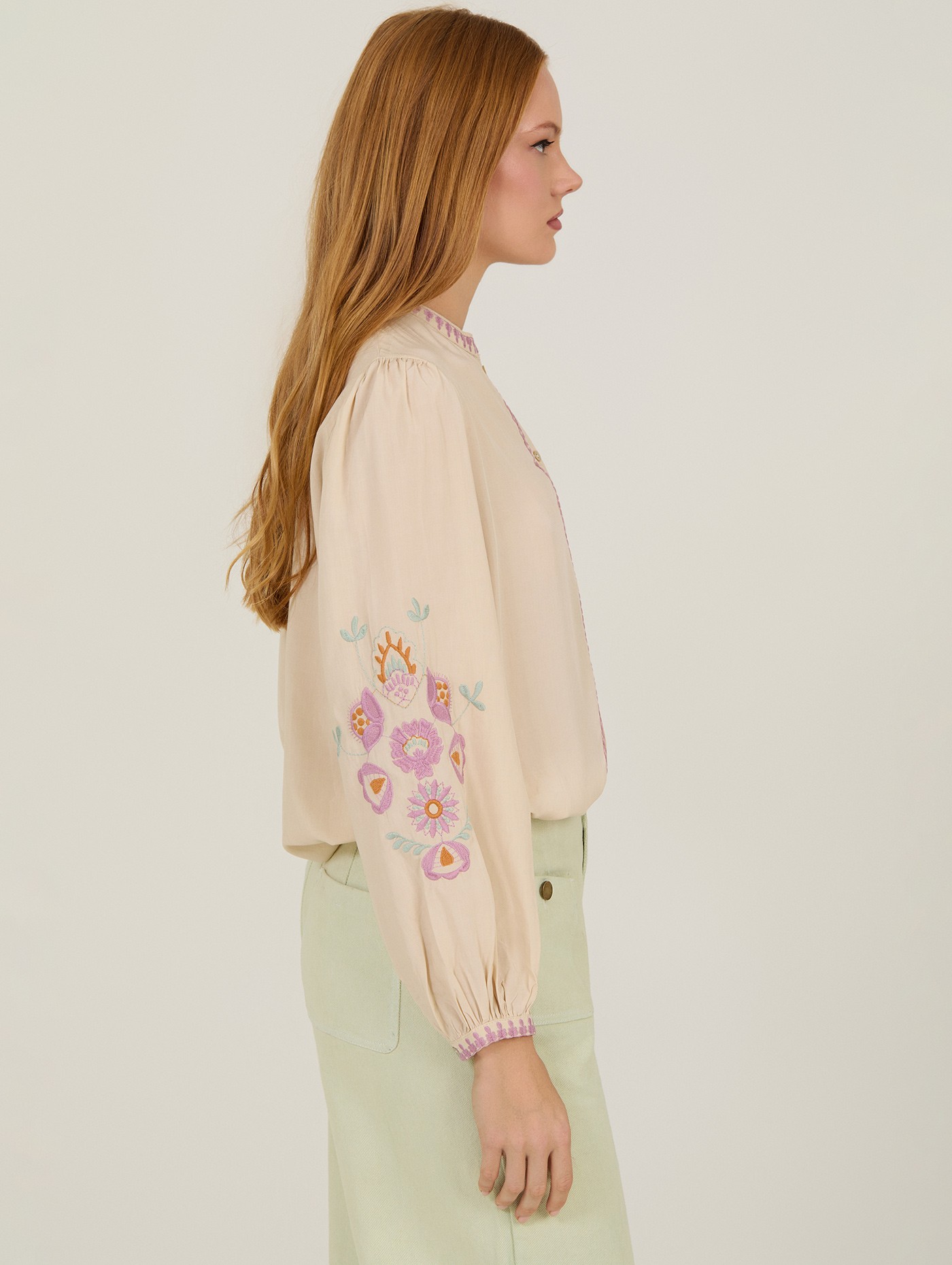 Blusa con bordado floral 4