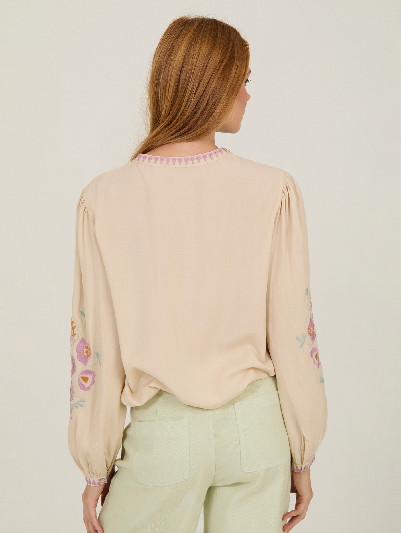 Blusa con bordado floral 2