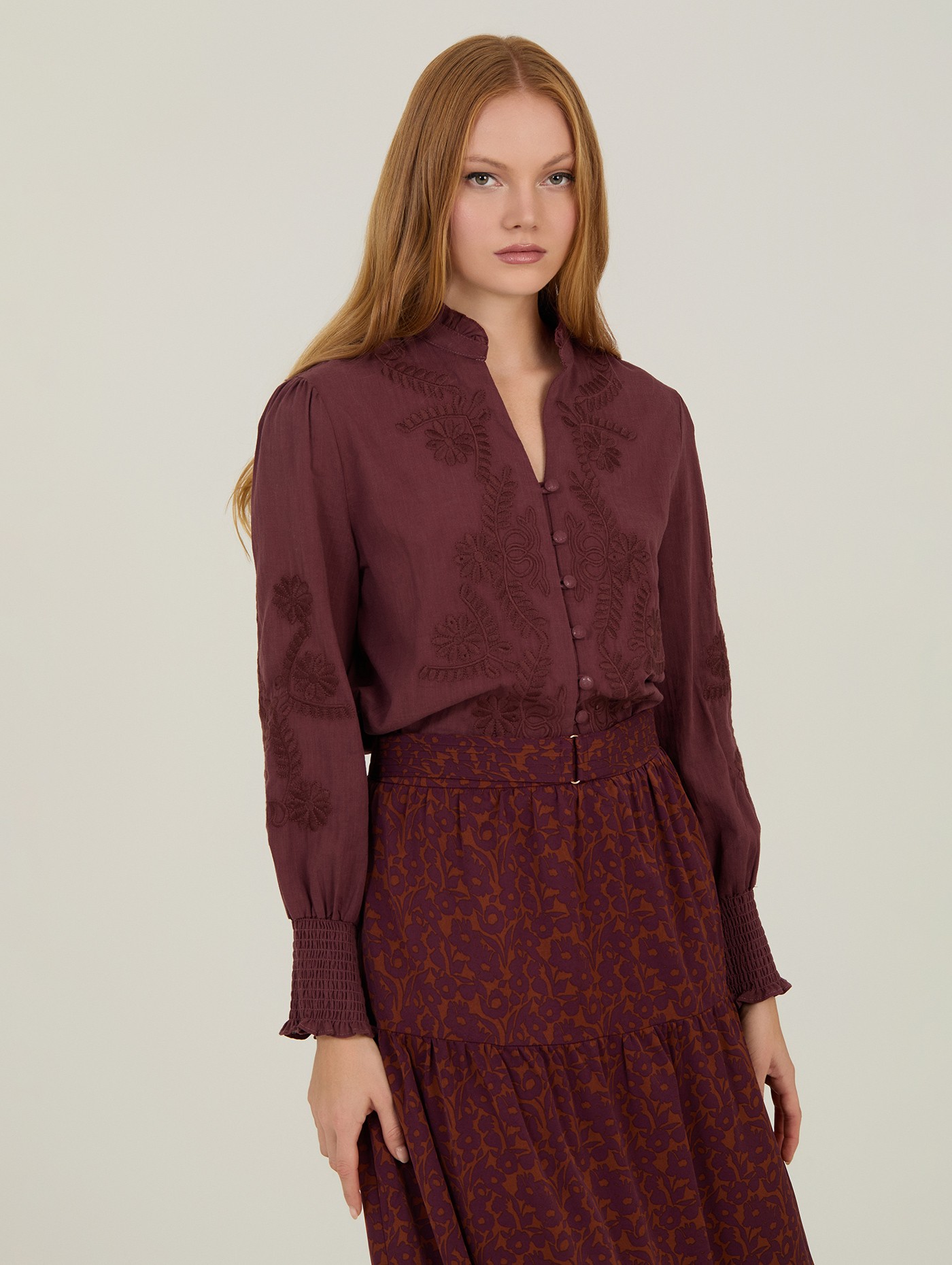 Blusa con bordado a tono