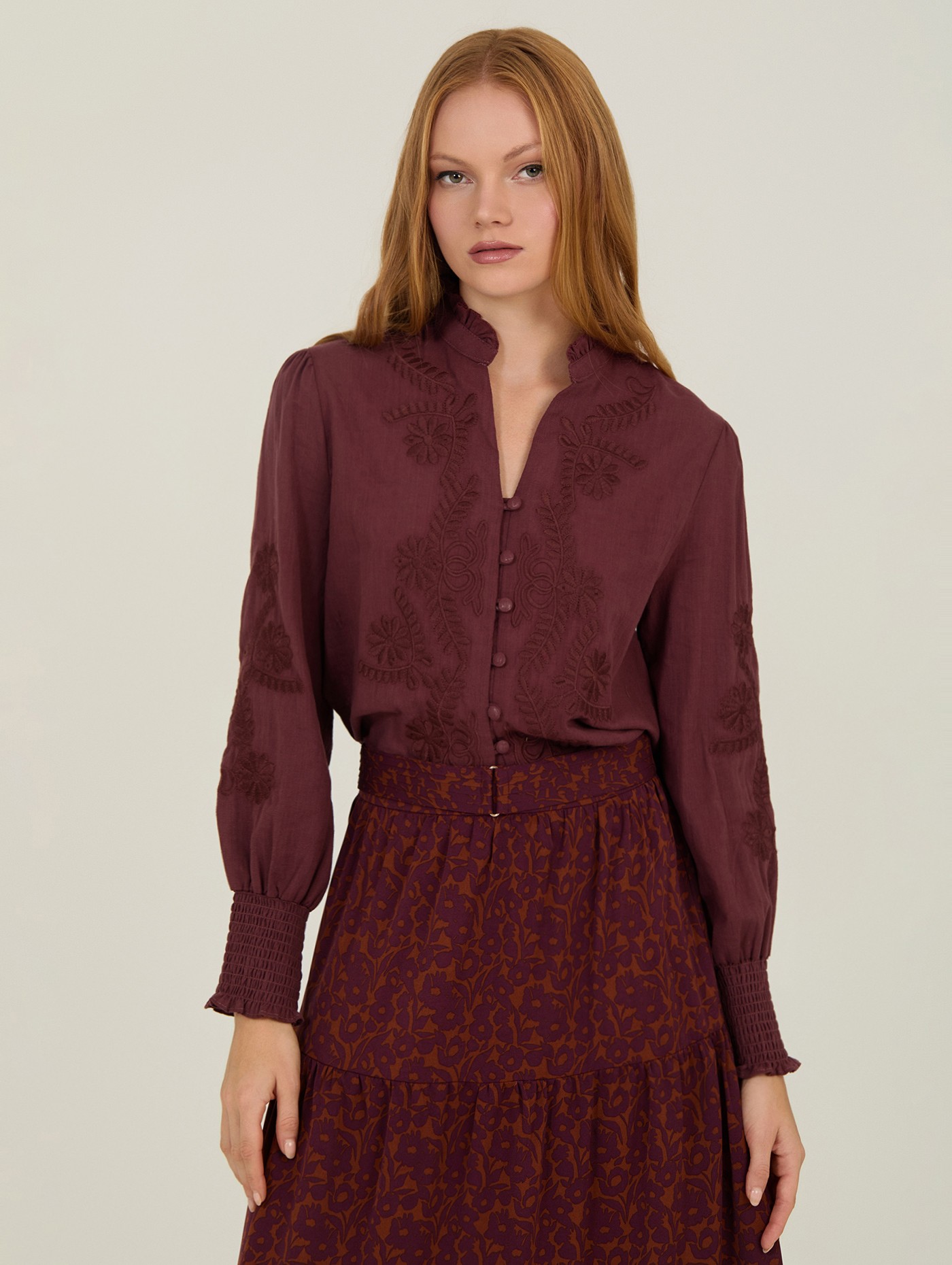 Blusa con bordado a tono 1