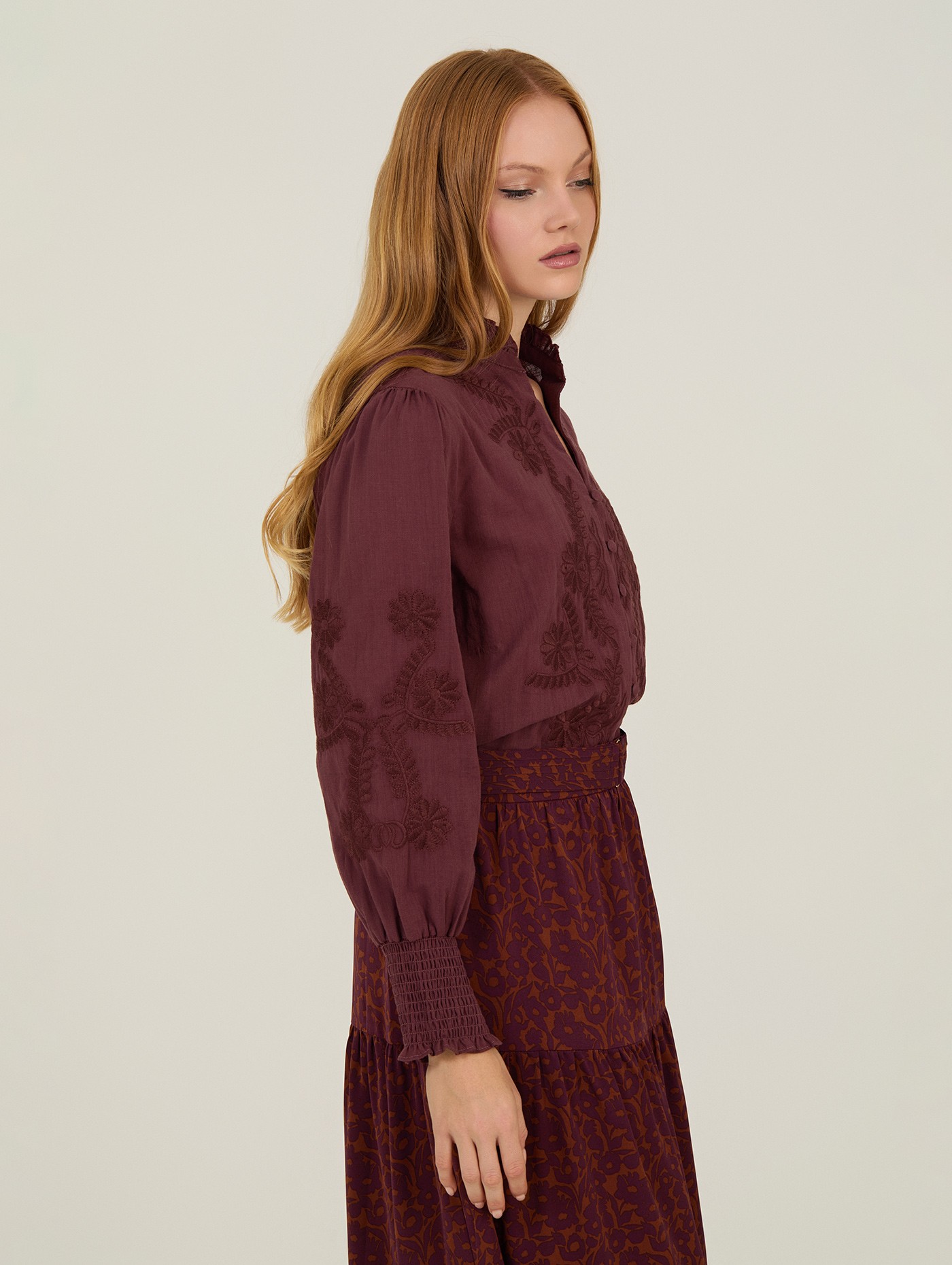 Blusa con bordado a tono 4
