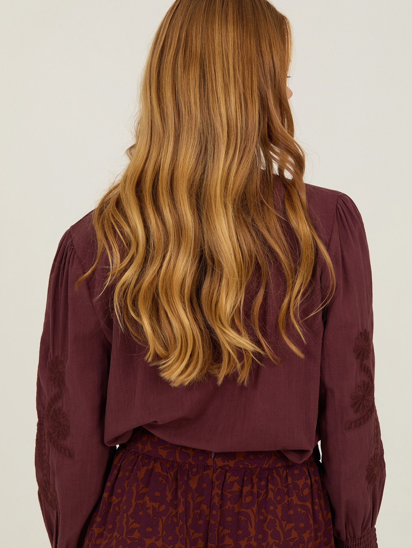 Blusa con bordado a tono 3