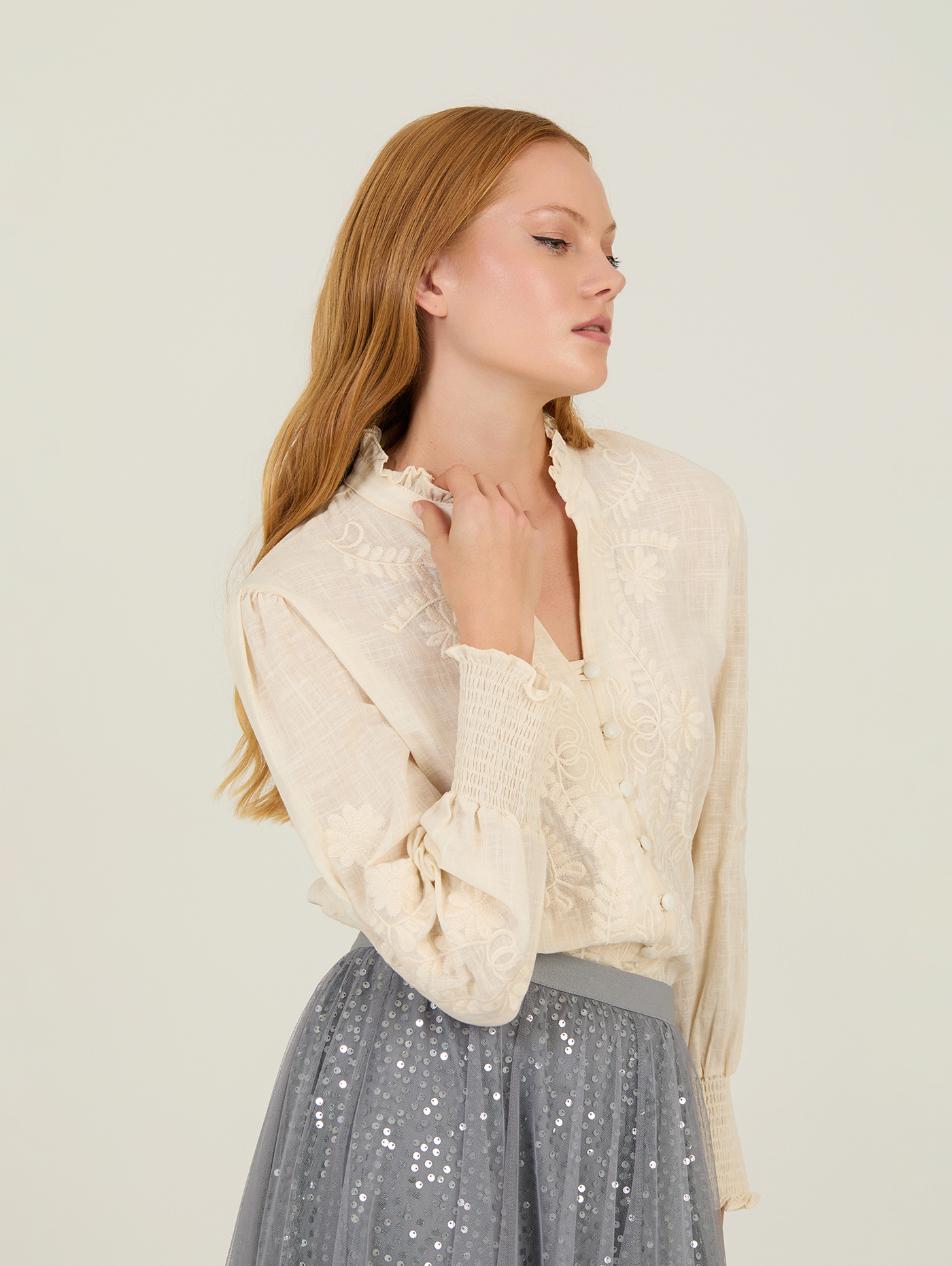 Blusa con bordado a tono 2
