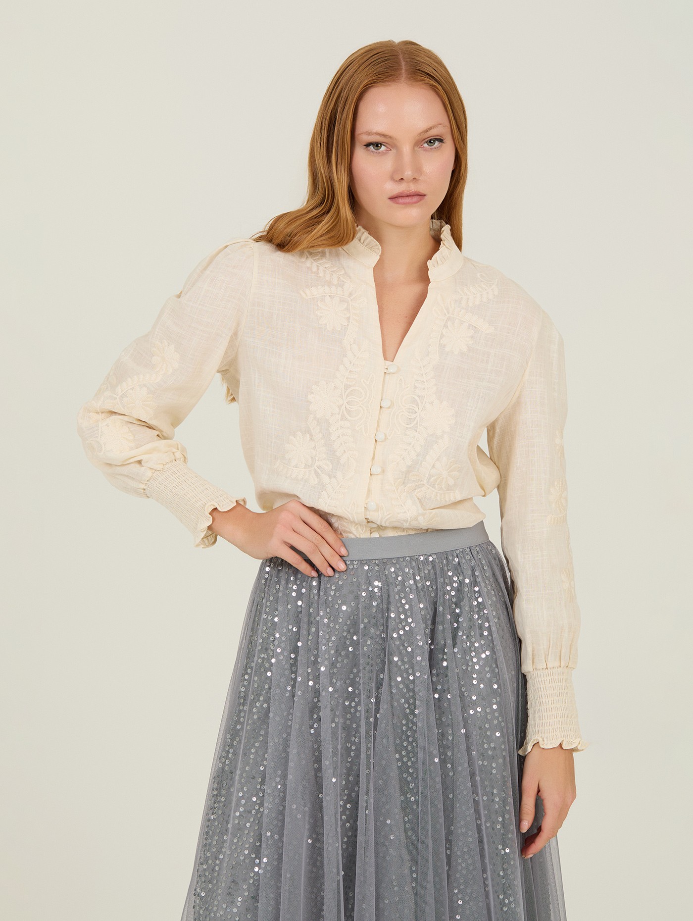 Blusa con bordado a tono 4