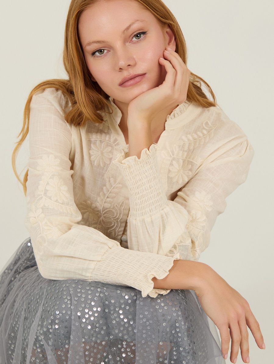 Bluse mit passender Stickerei