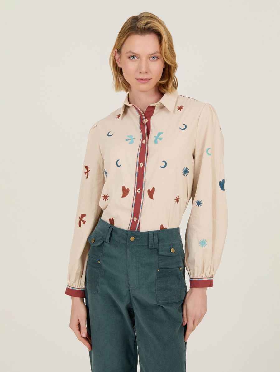 Camisa con motivos bordados
