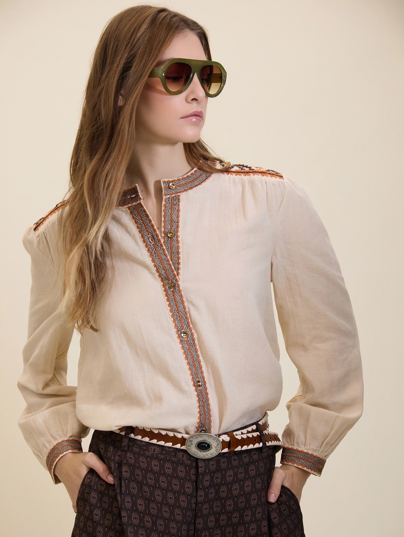 Blusa con detalles bordados