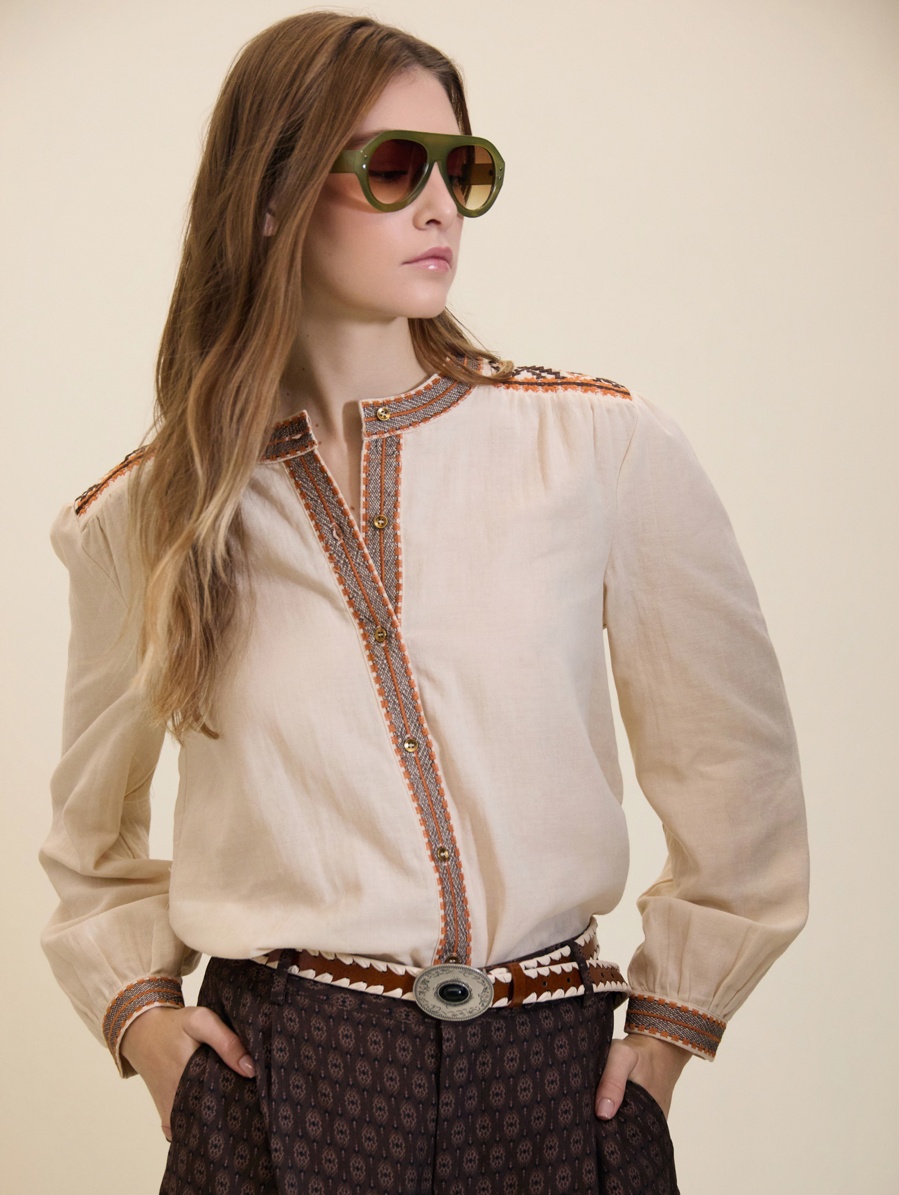 Blusa con detalles bordados