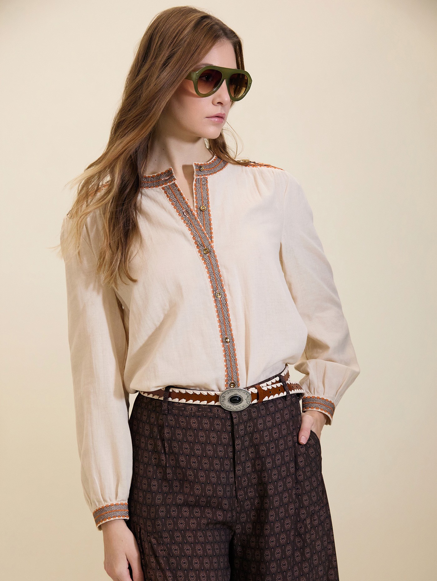 Blusa con detalles bordados 2