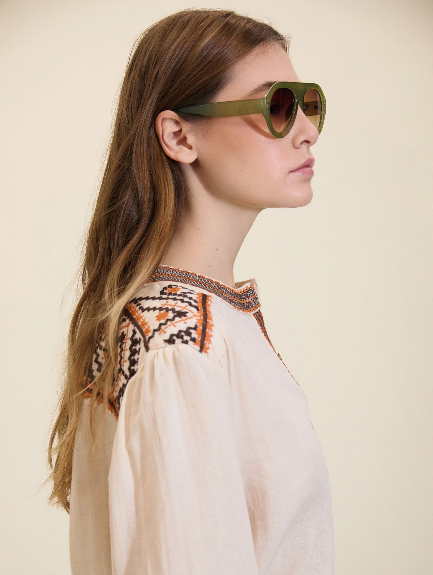 Blusa con detalles bordados 4