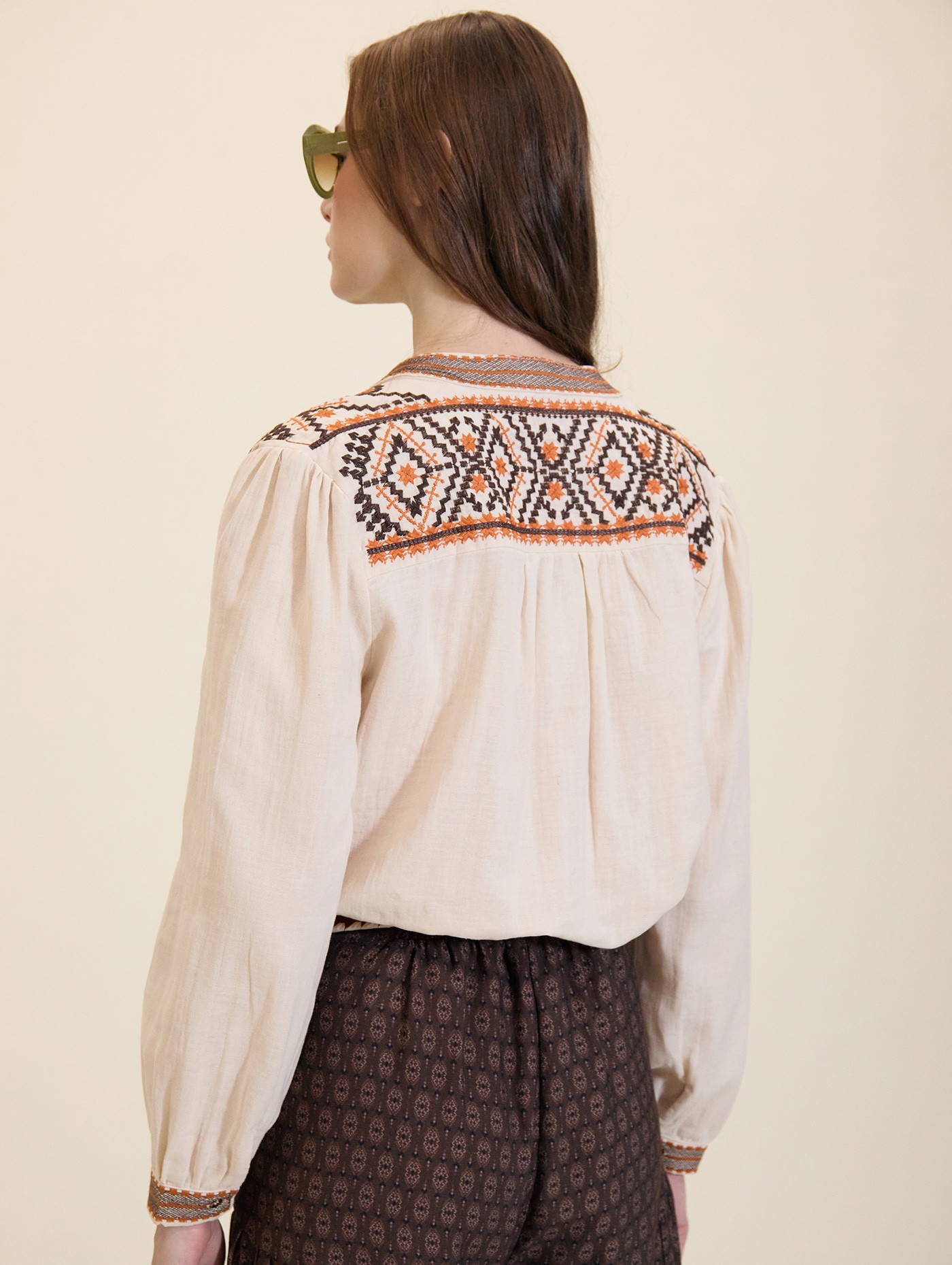 Blusa con detalles bordados 3