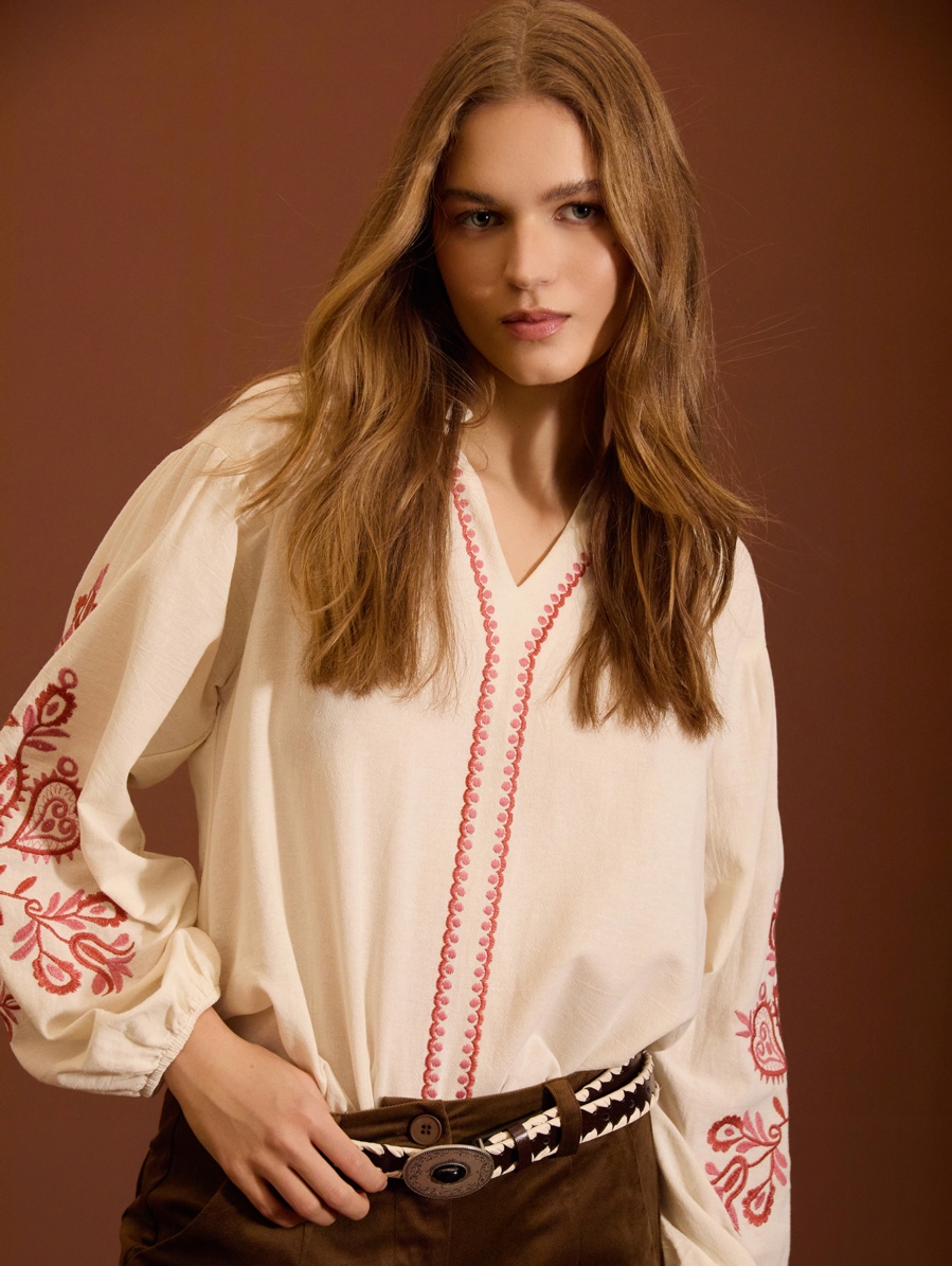 Blusa bordado a contraste