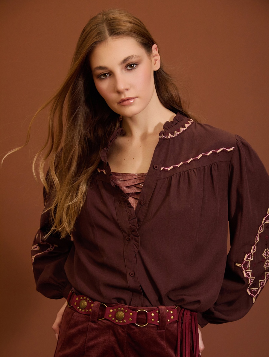 Blusa bordada detalle volante
