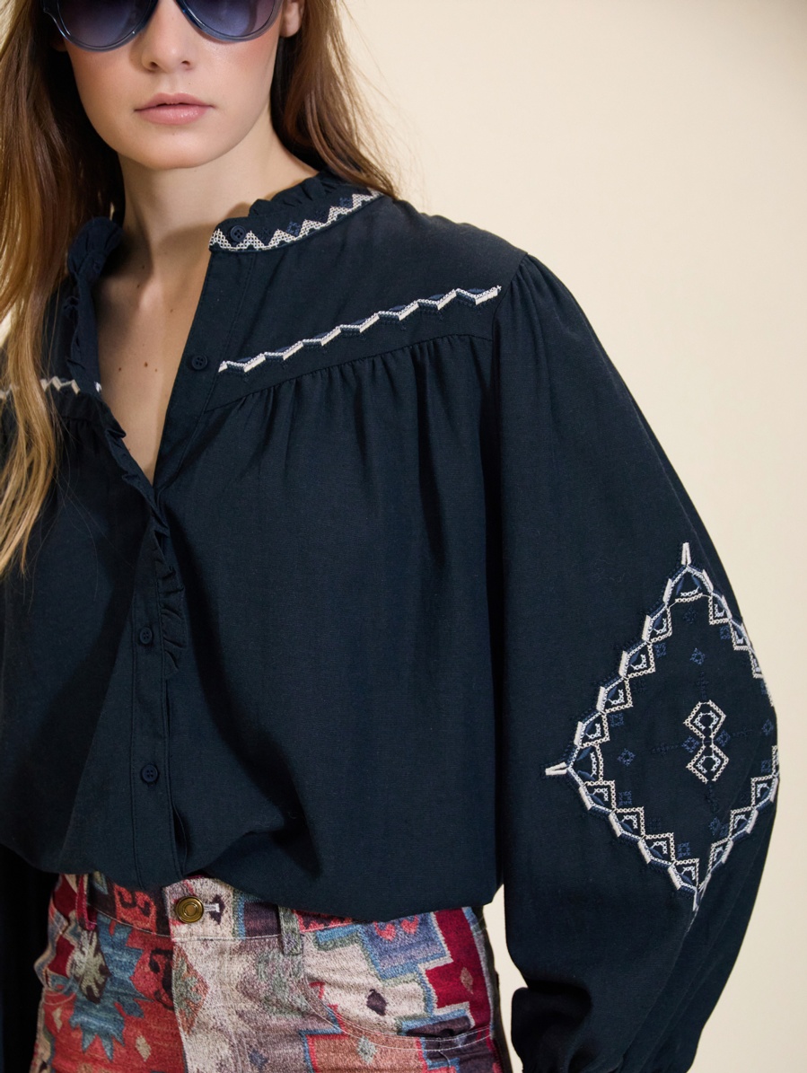 Blusa bordada detalle volante