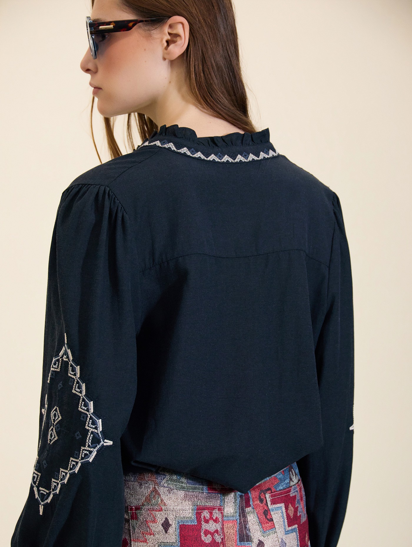 Blusa bordada detalle volante 3