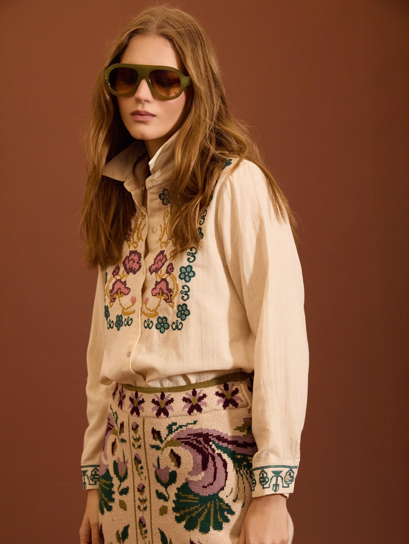 Camisa con bordado floral 1