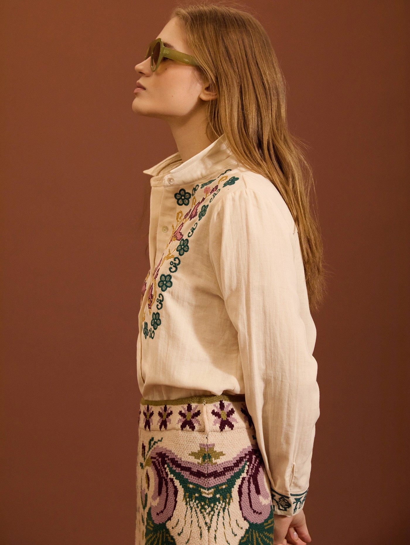 Camisa con bordado floral 3