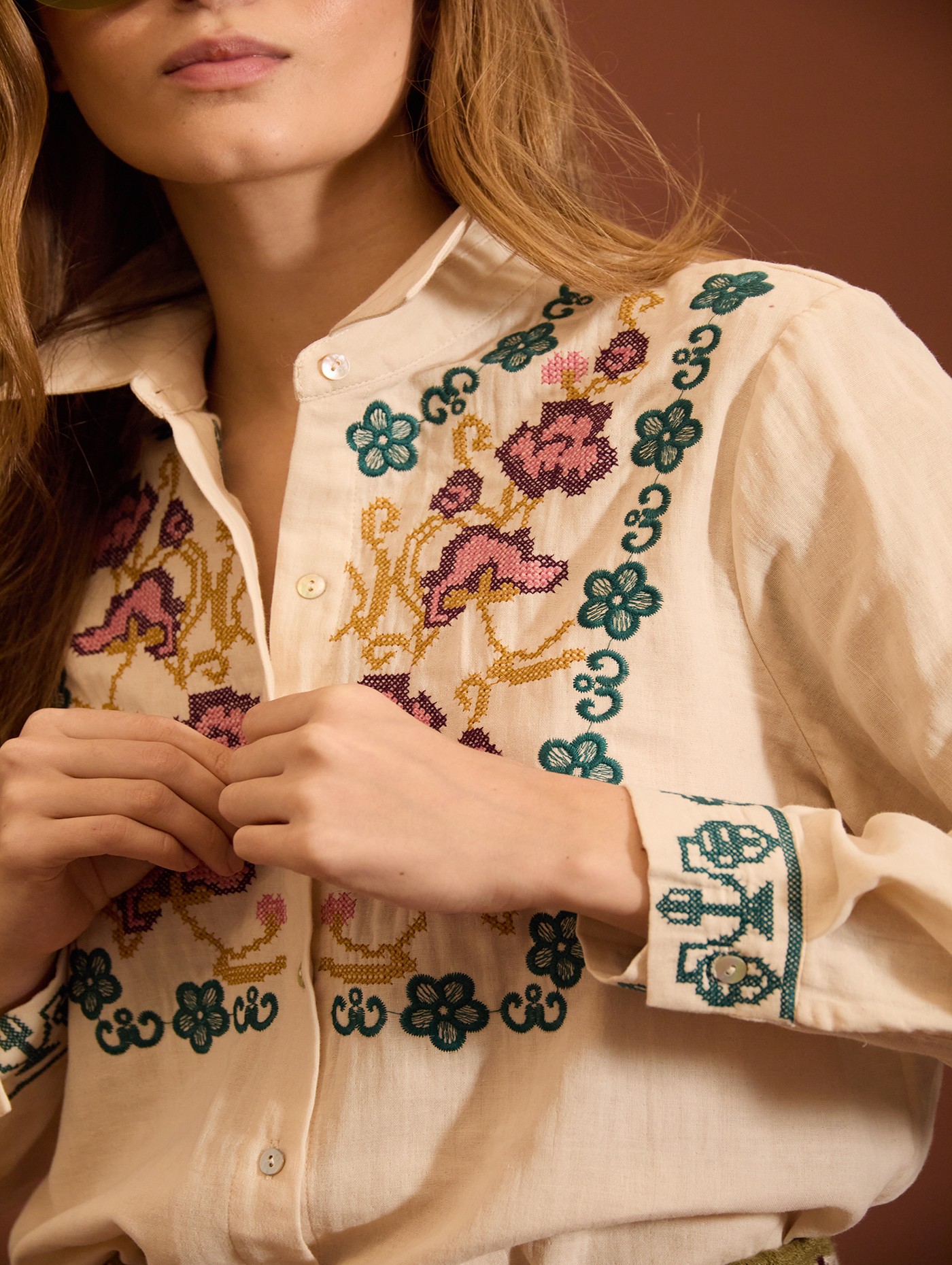 Camisa con bordado floral 2