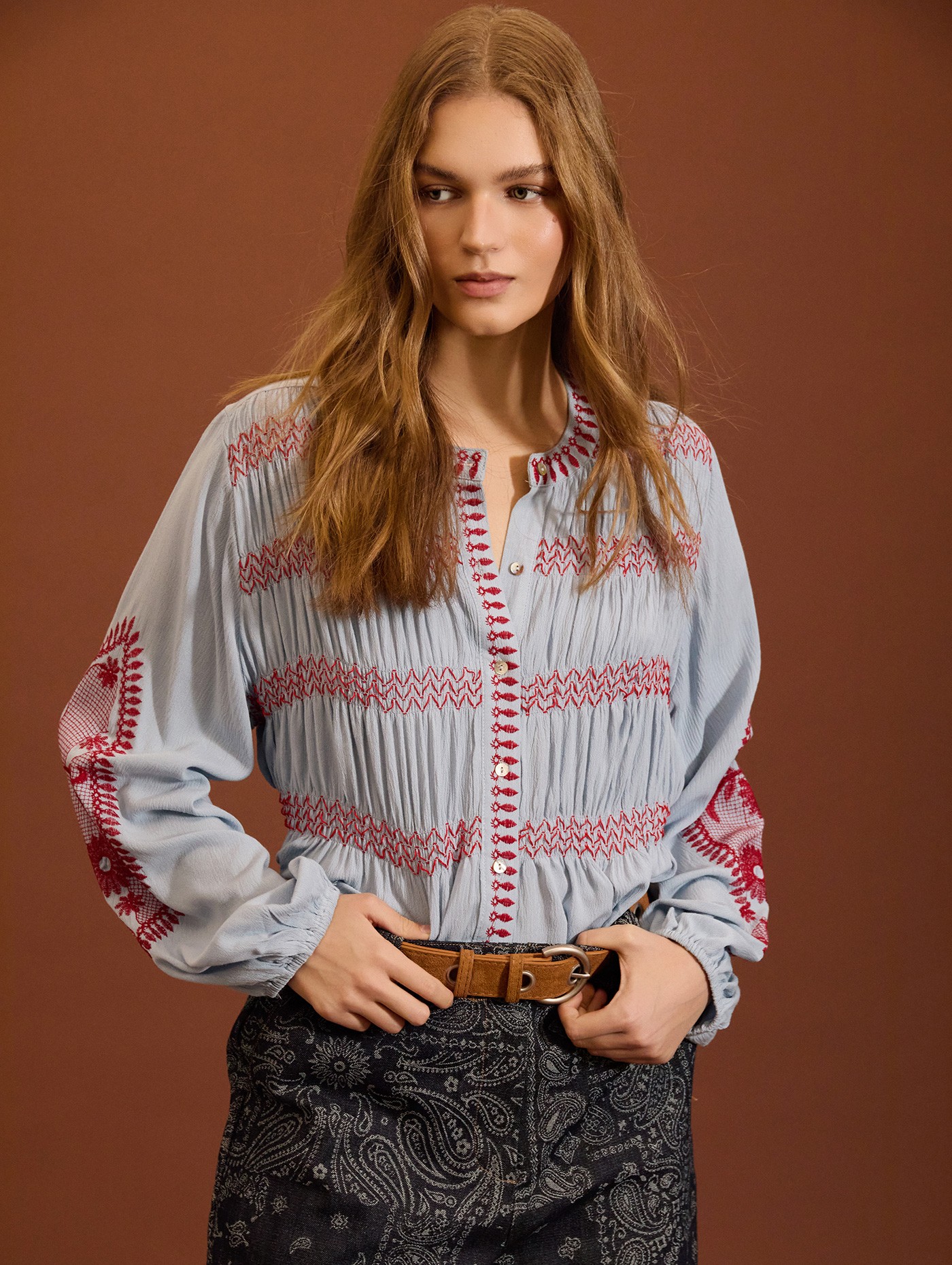 Blusa bordada con frunces 8