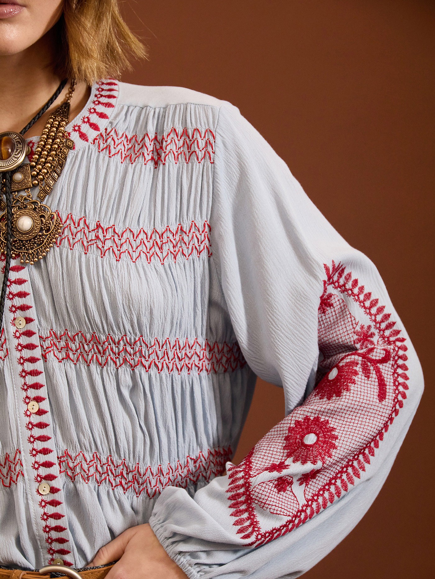 Blusa bordada con frunces 5