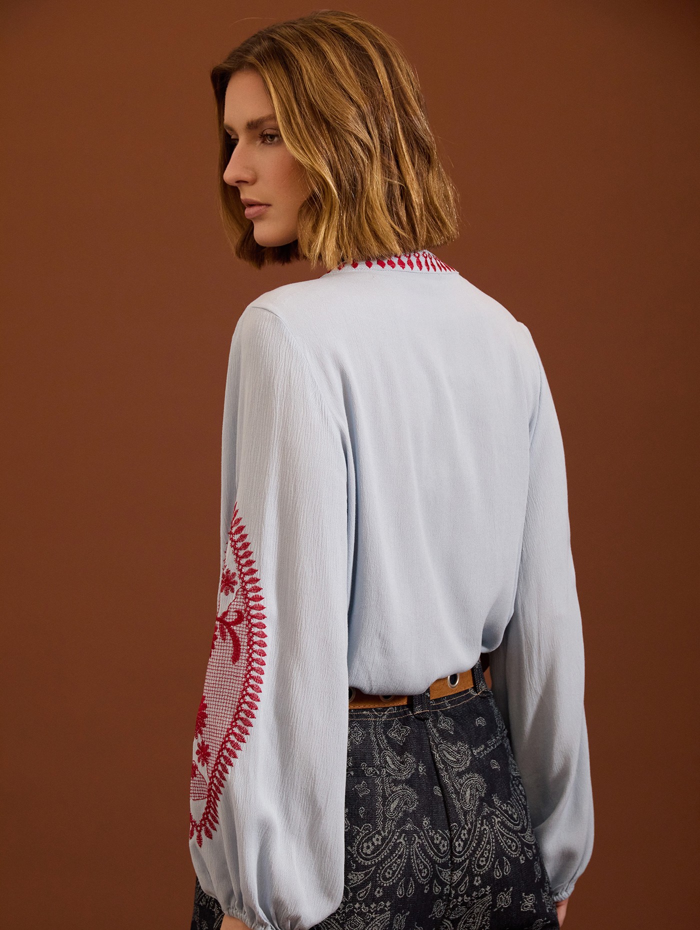 Blusa bordada con frunces 3