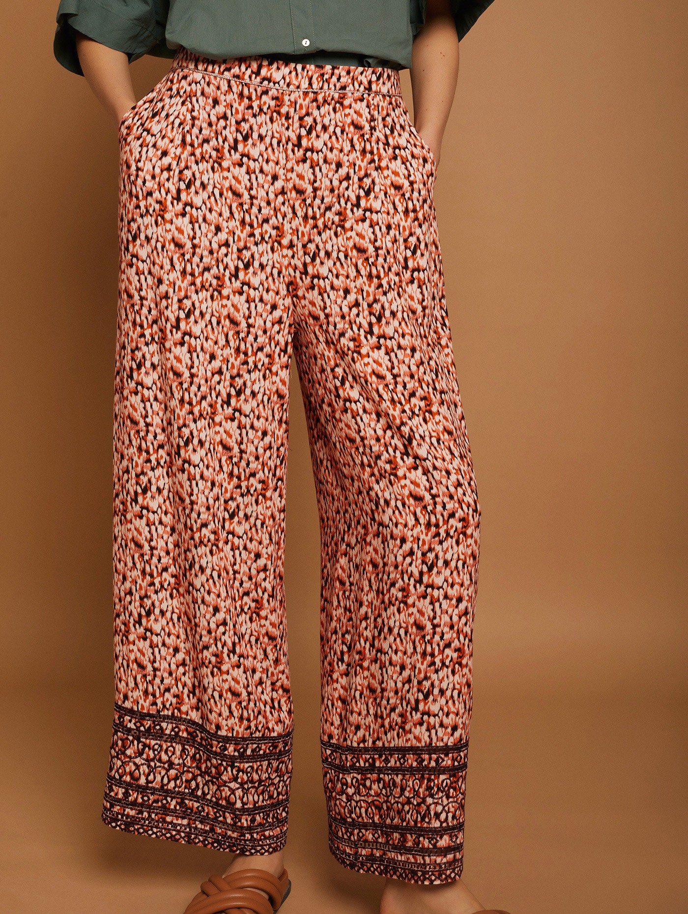 Die-cut printed pants 2