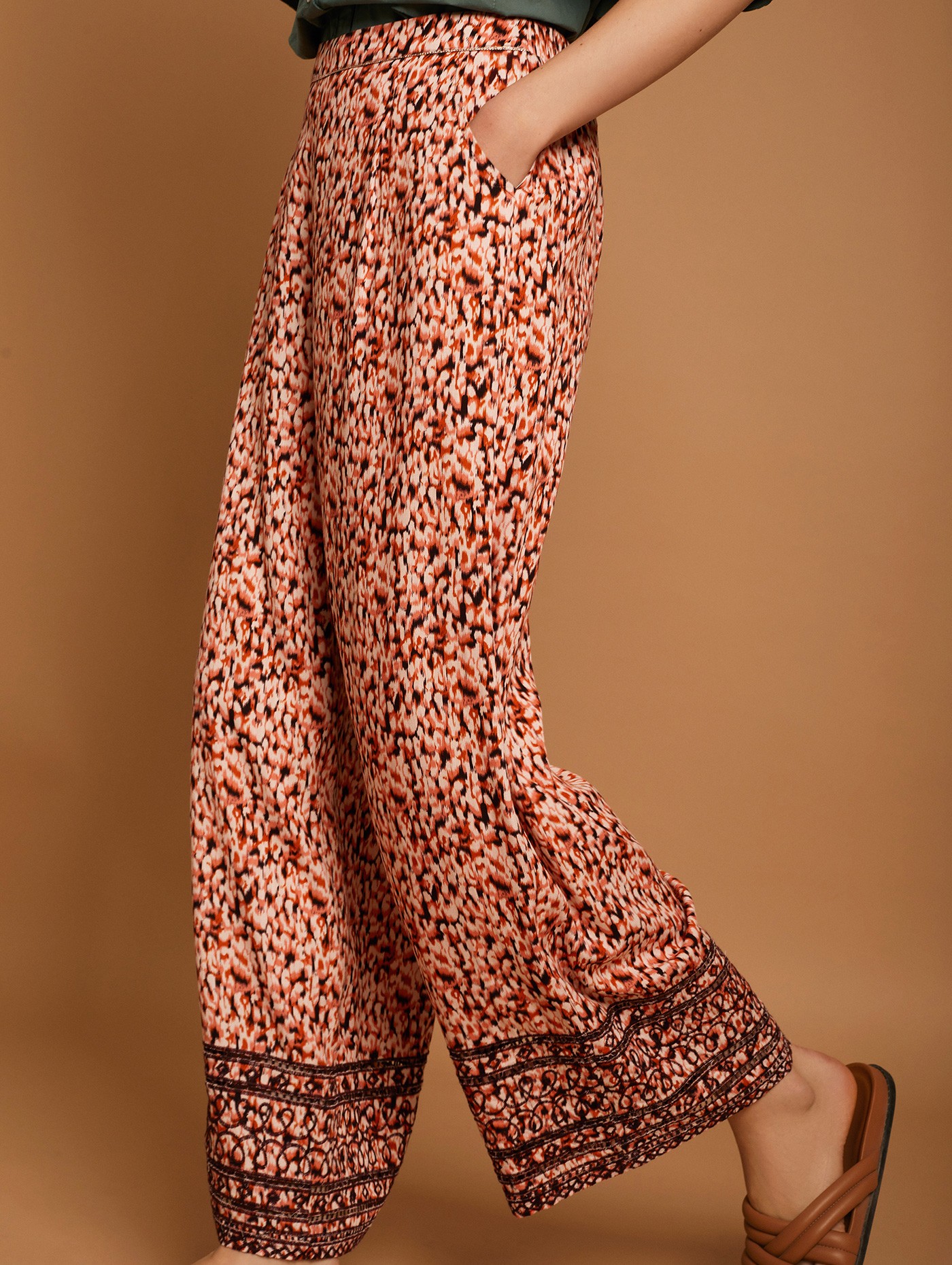 Die-cut printed pants 3