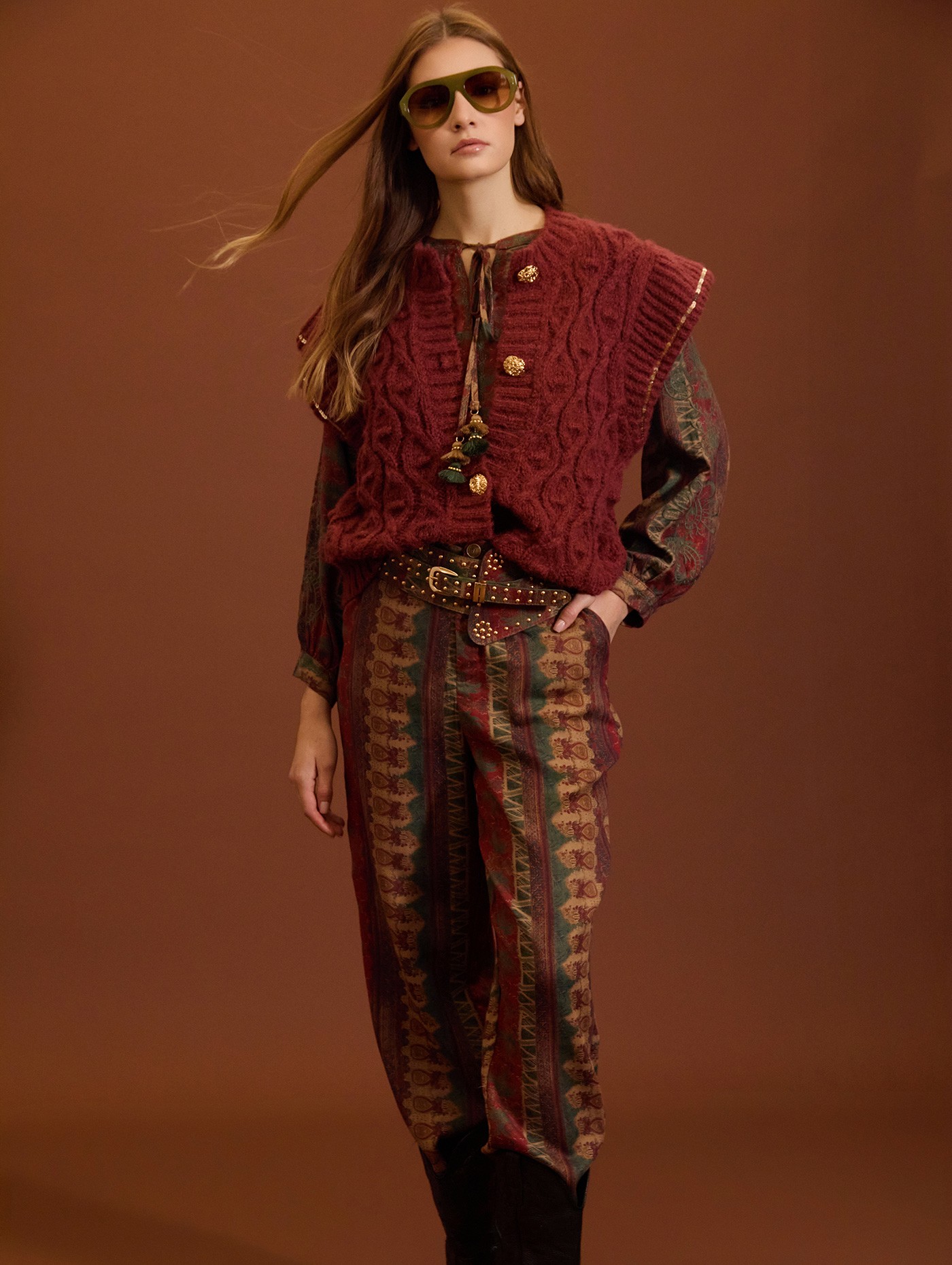 Baggy trousers with ethnic print 6
