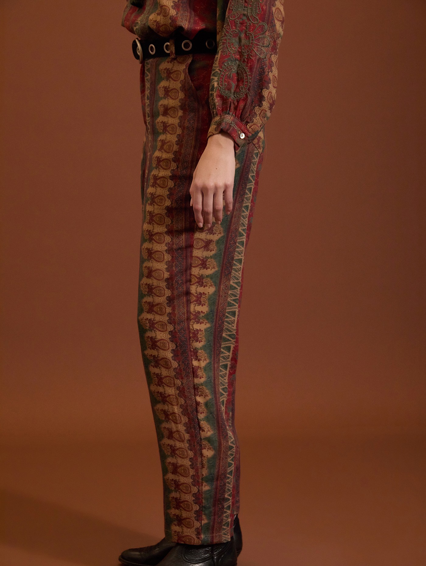 Baggy trousers with ethnic print 3