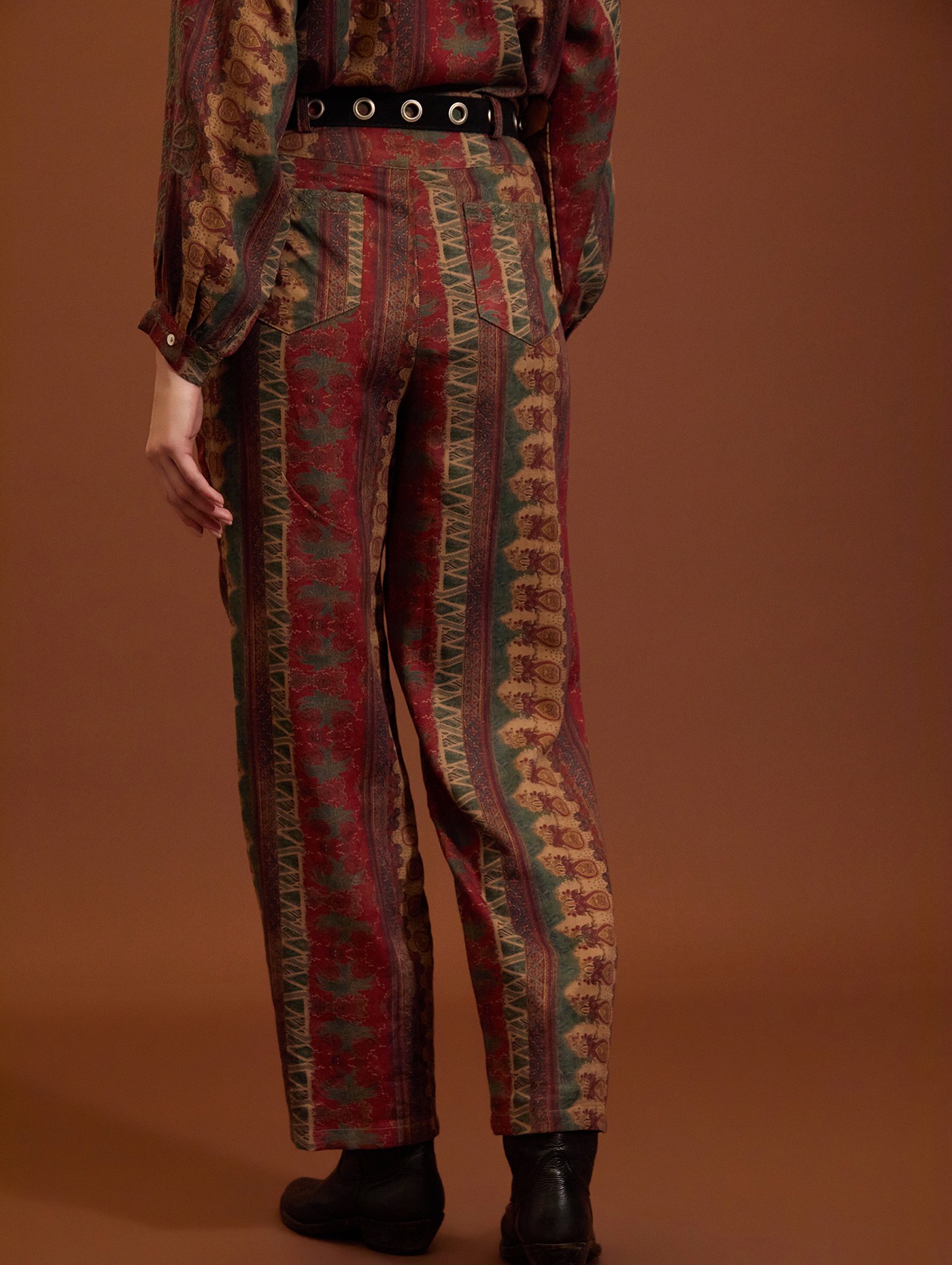 Baggy trousers with ethnic print 4