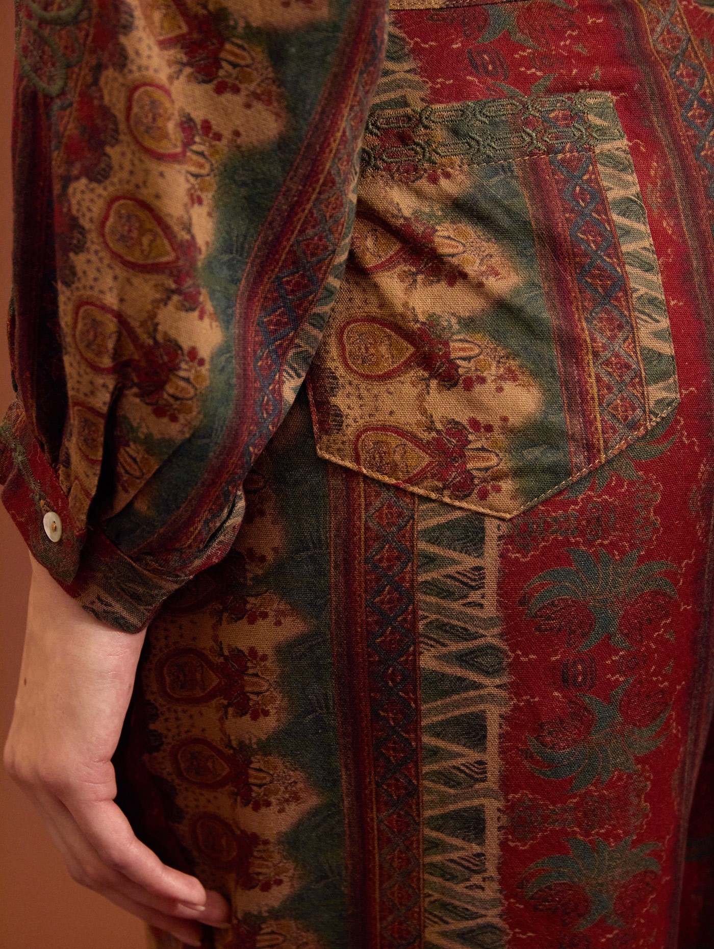 Baggy trousers with ethnic print 2