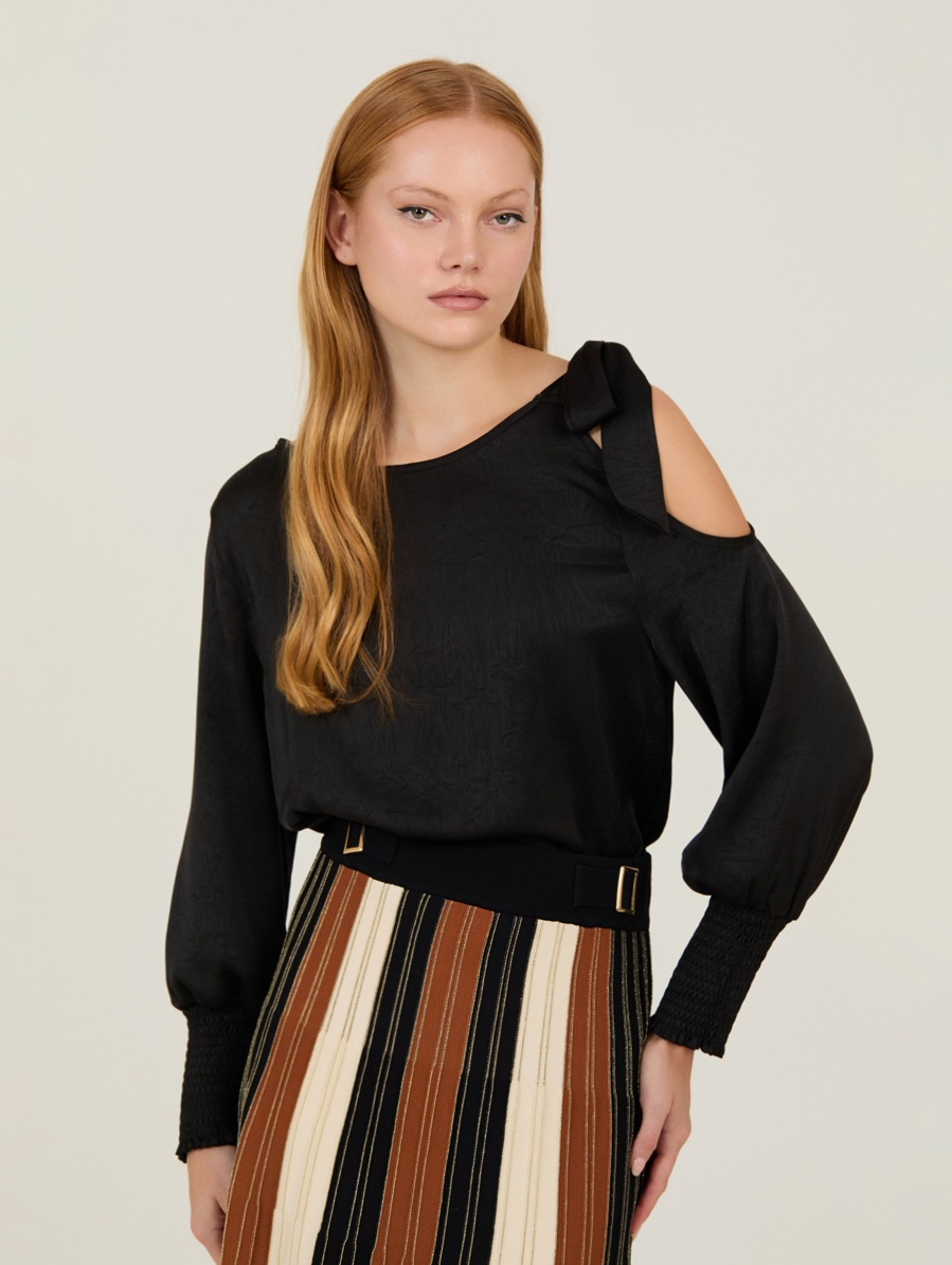 Satinbluse mit Cut-Outs