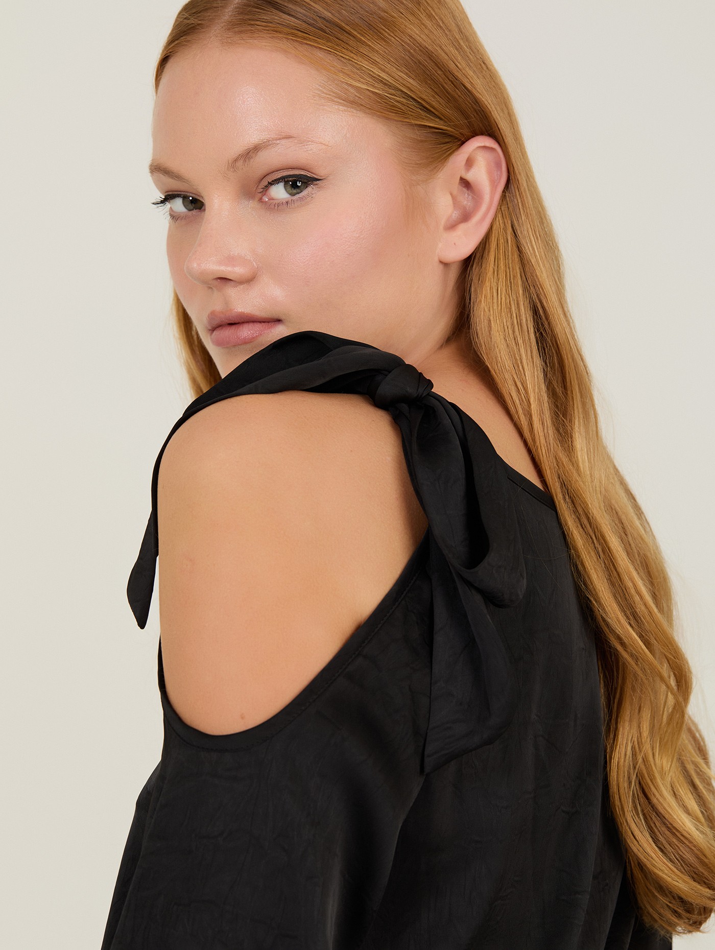 Blusa satinada cut-out 1