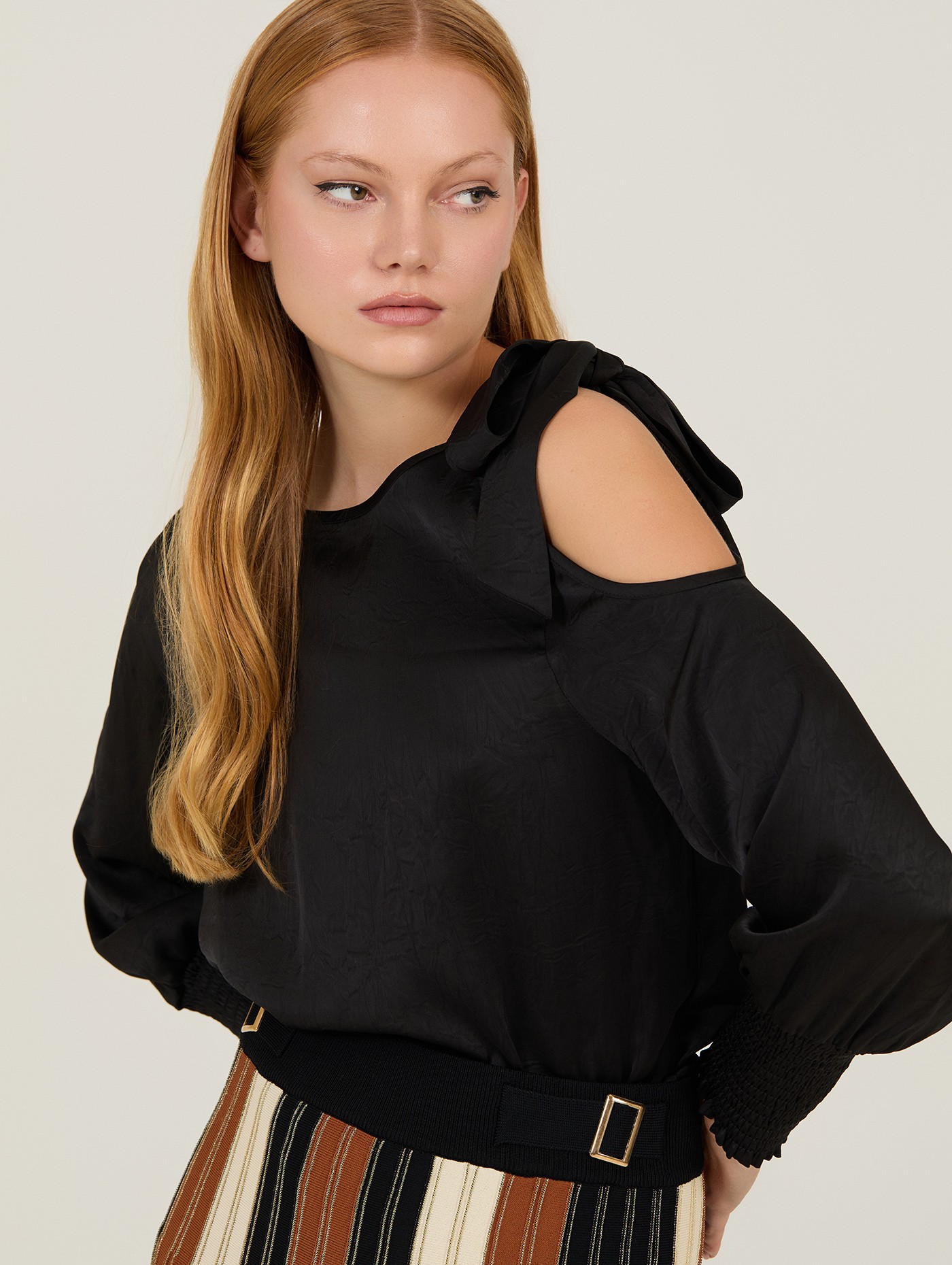 Blusa satinada cut-out 4