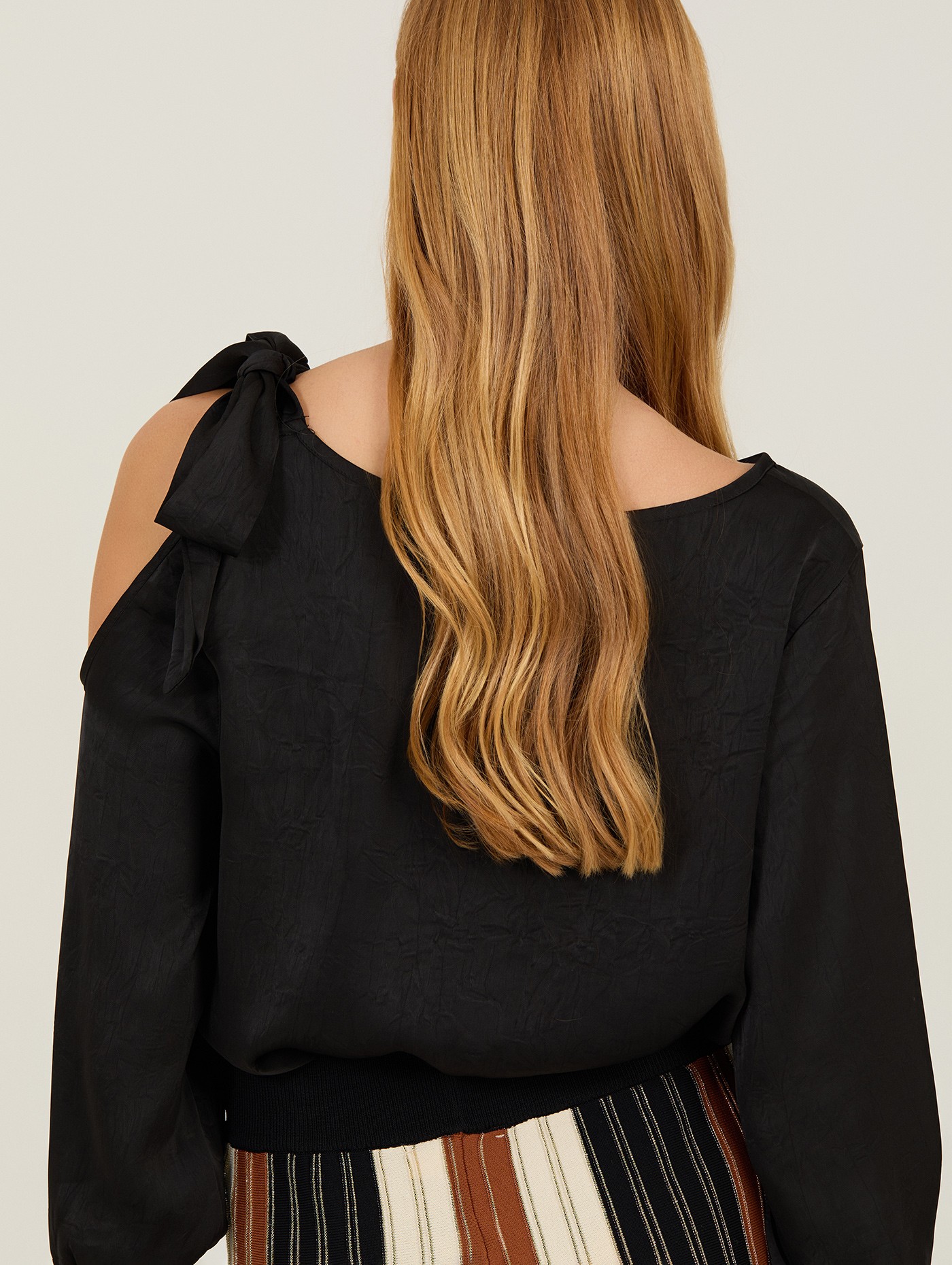 Blusa satinada cut-out 3