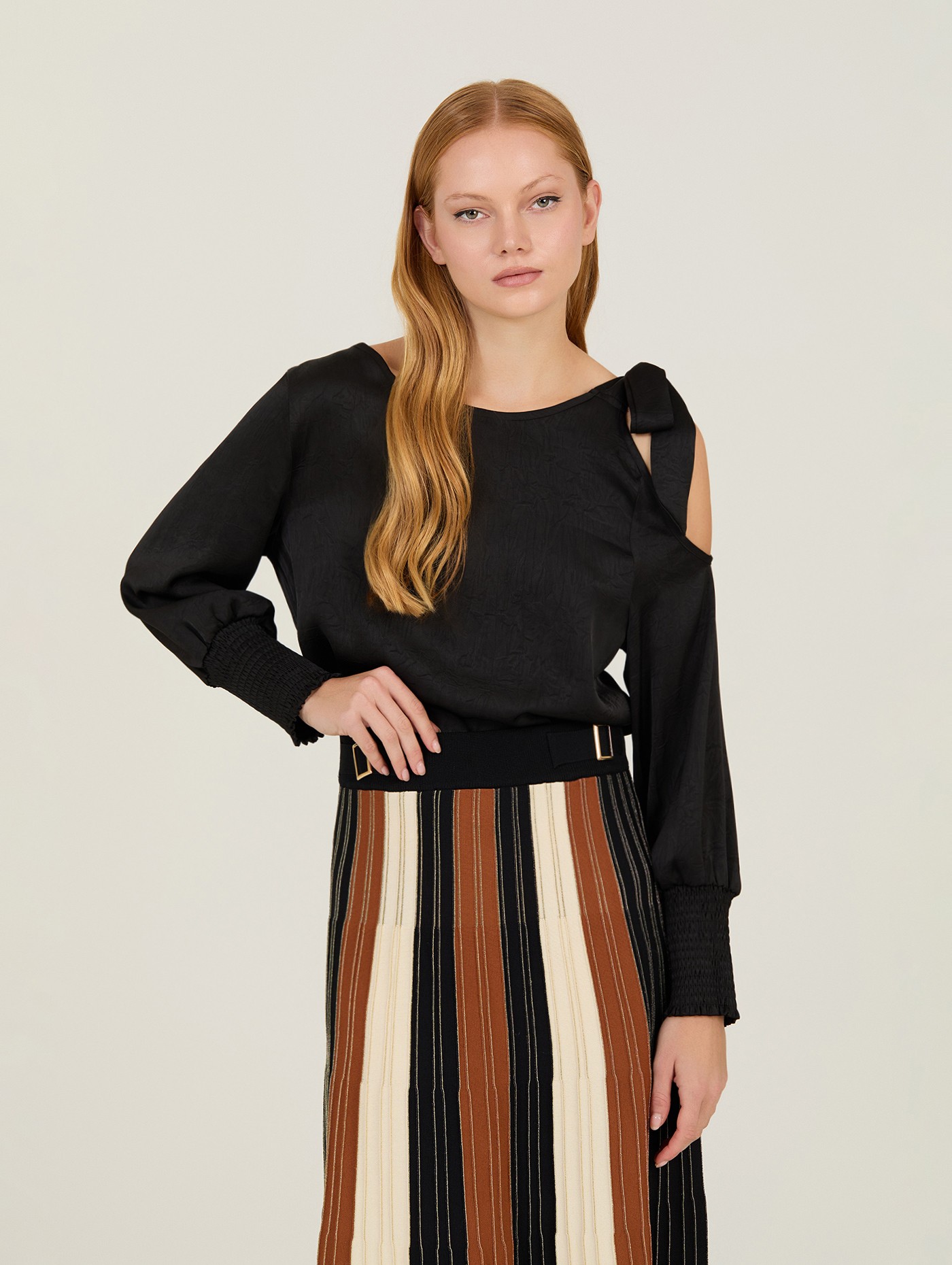 Blusa satinada cut-out 2