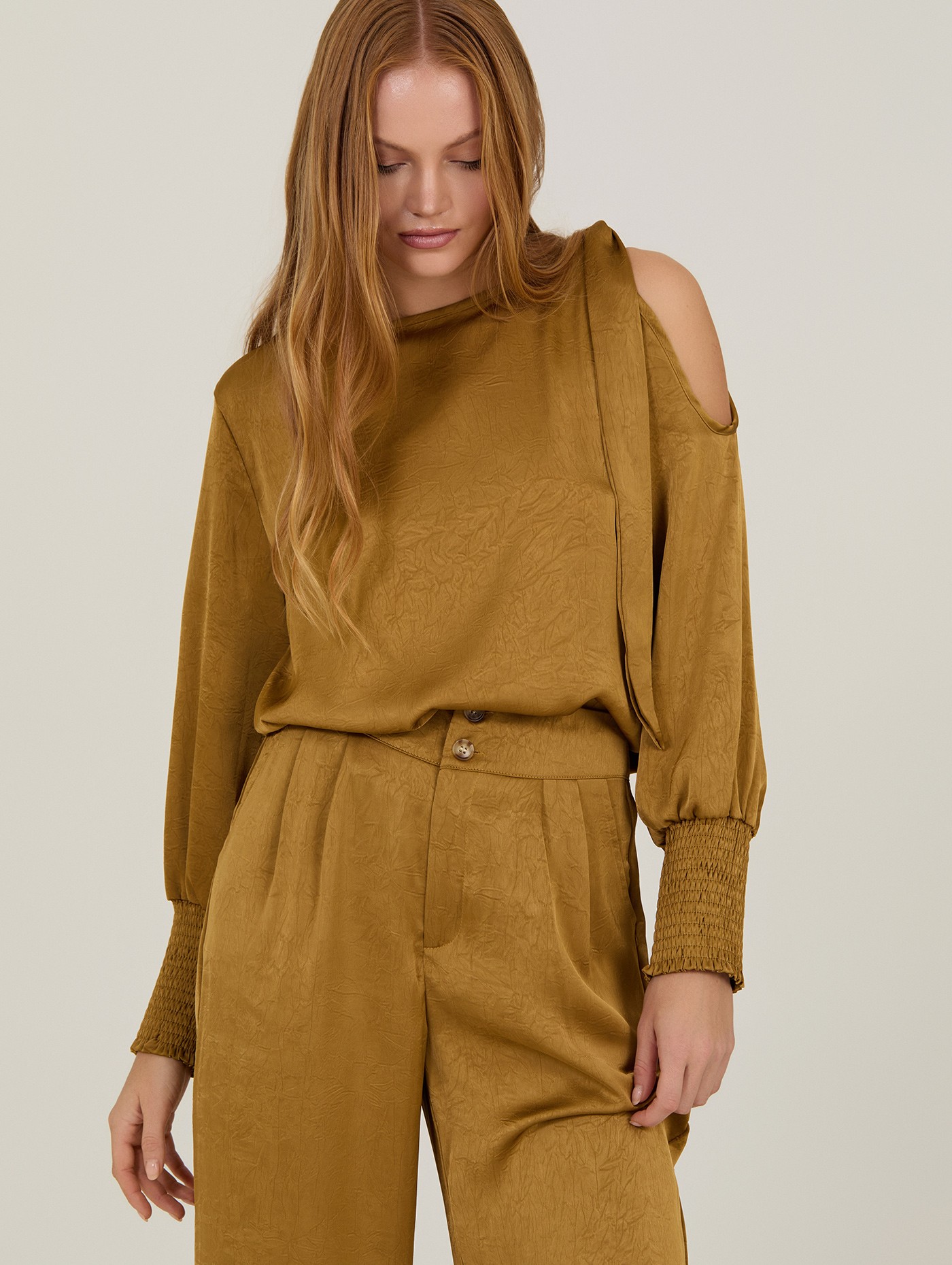Blusa satinada cut-out 1