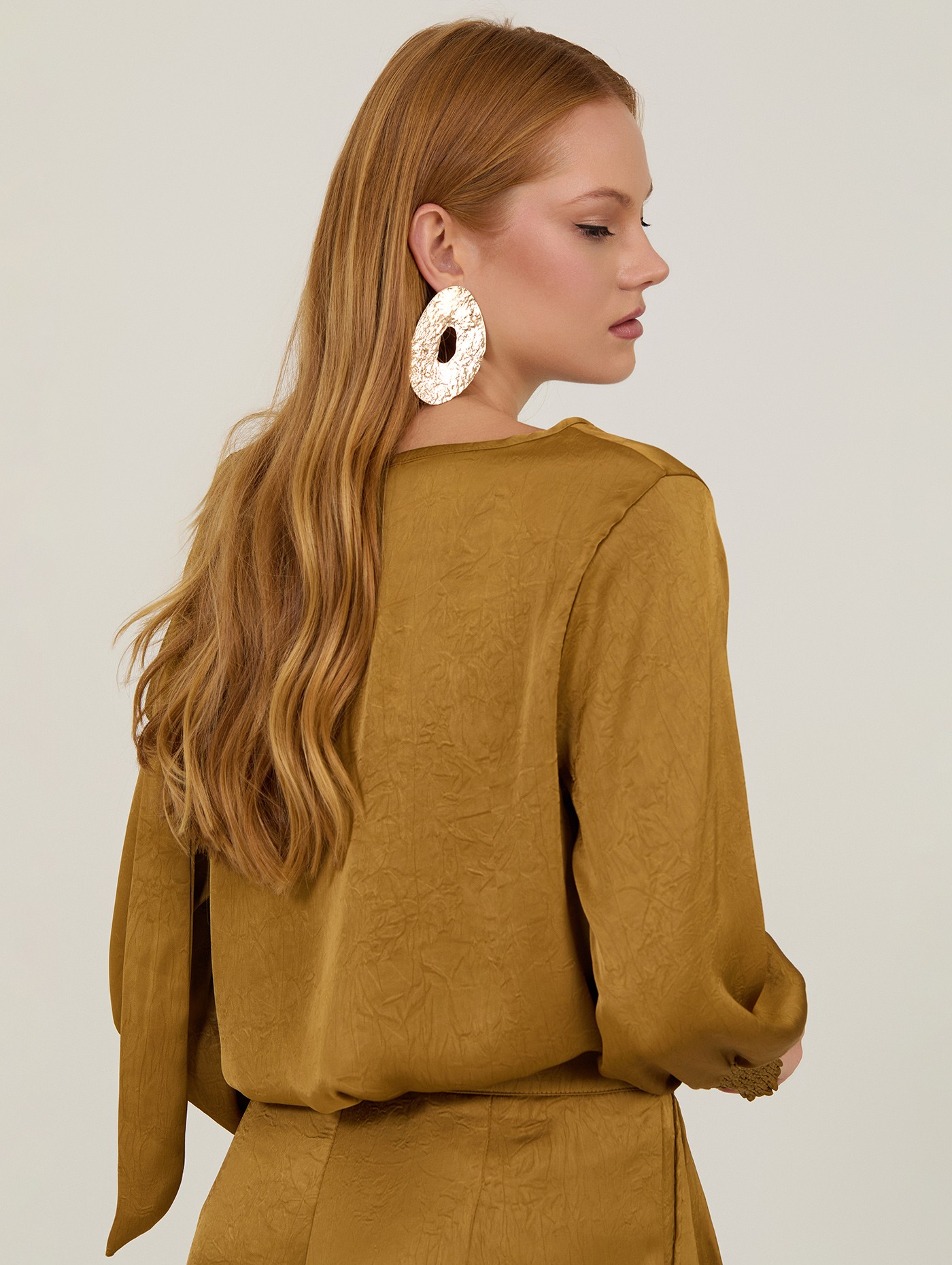 Blusa satinada cut-out 2